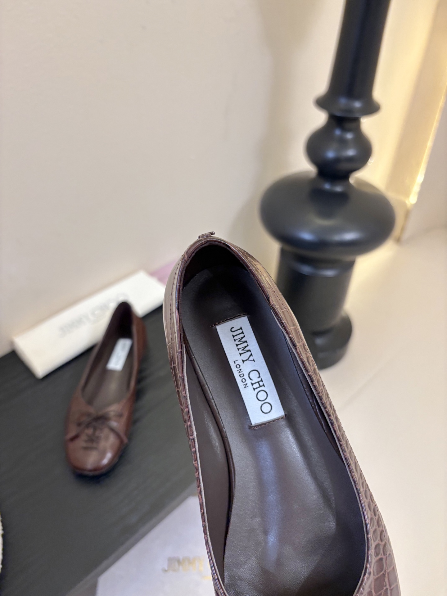 Jimmy Cho* 25ss早春新款经典鳄鱼纹蝴蝶结平底鞋柔和的方圆头设计既修饰脚型，又避免了尖头的锐