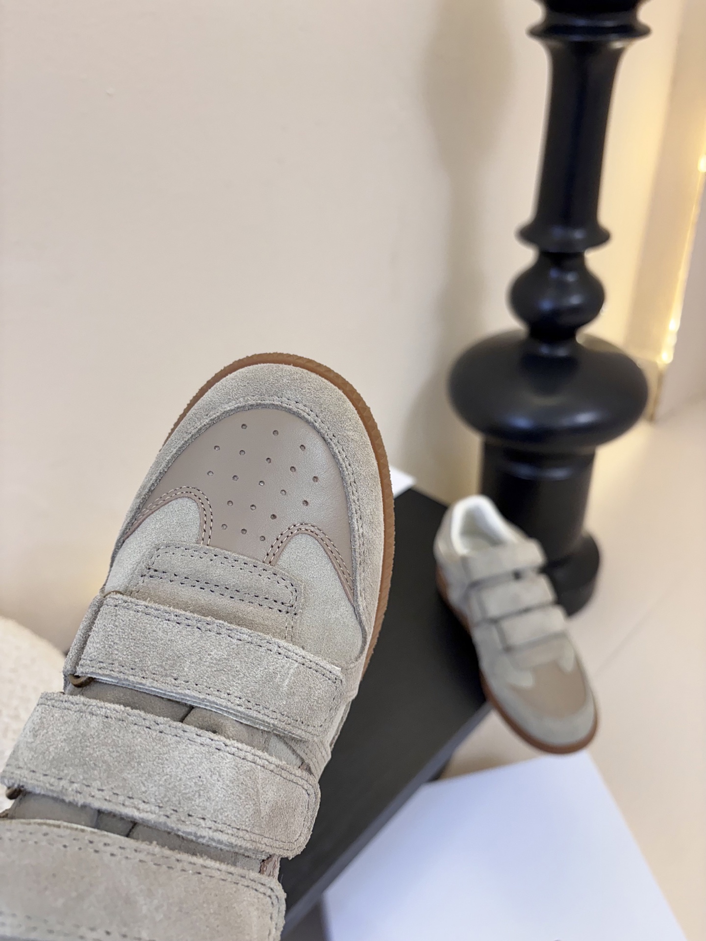 Isabel Maran*26ss经典魔术贴低帮运动鞋休闲鞋摒弃了传统鞋带，改用三条宽幅魔术贴固定，穿脱