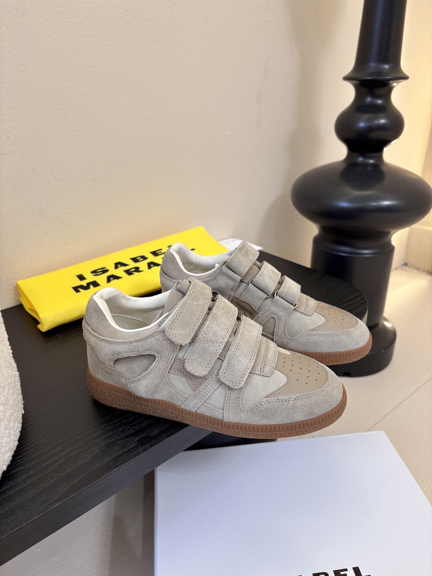 Isabel Maran*26ss经典魔术贴低帮运动鞋休闲鞋摒弃了传统鞋带，改用三条宽幅魔术贴固定，穿脱