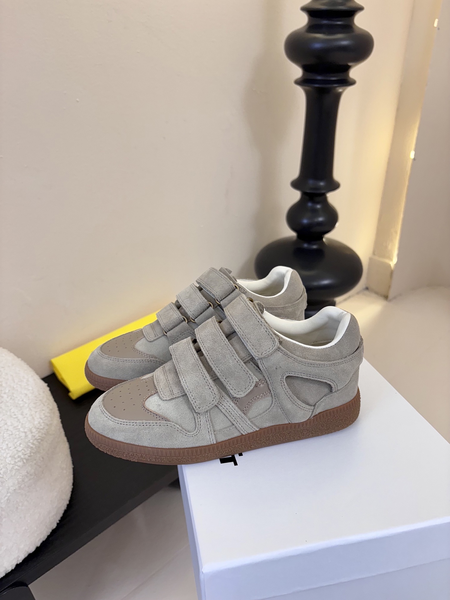 Isabel Maran*26ss经典魔术贴低帮运动鞋休闲鞋摒弃了传统鞋带，改用三条宽幅魔术贴固定，穿脱