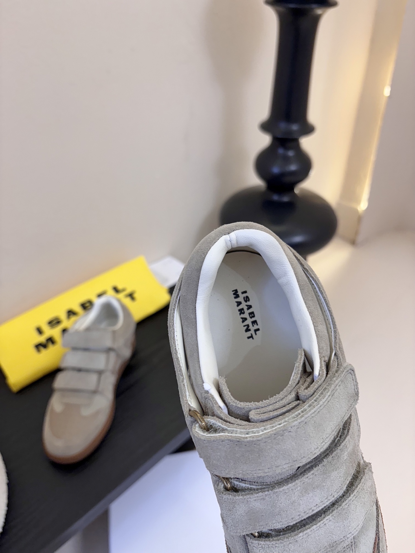 Isabel Maran*26ss经典魔术贴低帮运动鞋休闲鞋摒弃了传统鞋带，改用三条宽幅魔术贴固定，穿脱