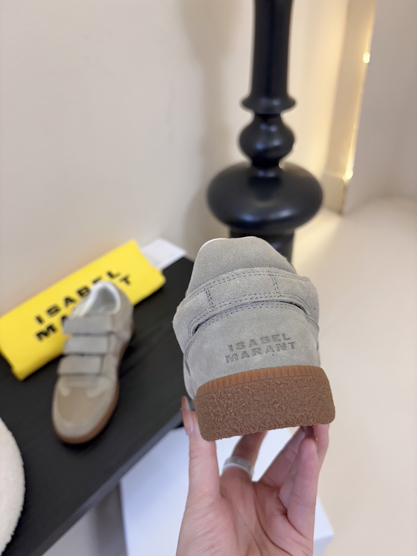 Isabel Maran*26ss经典魔术贴低帮运动鞋休闲鞋摒弃了传统鞋带，改用三条宽幅魔术贴固定，穿脱