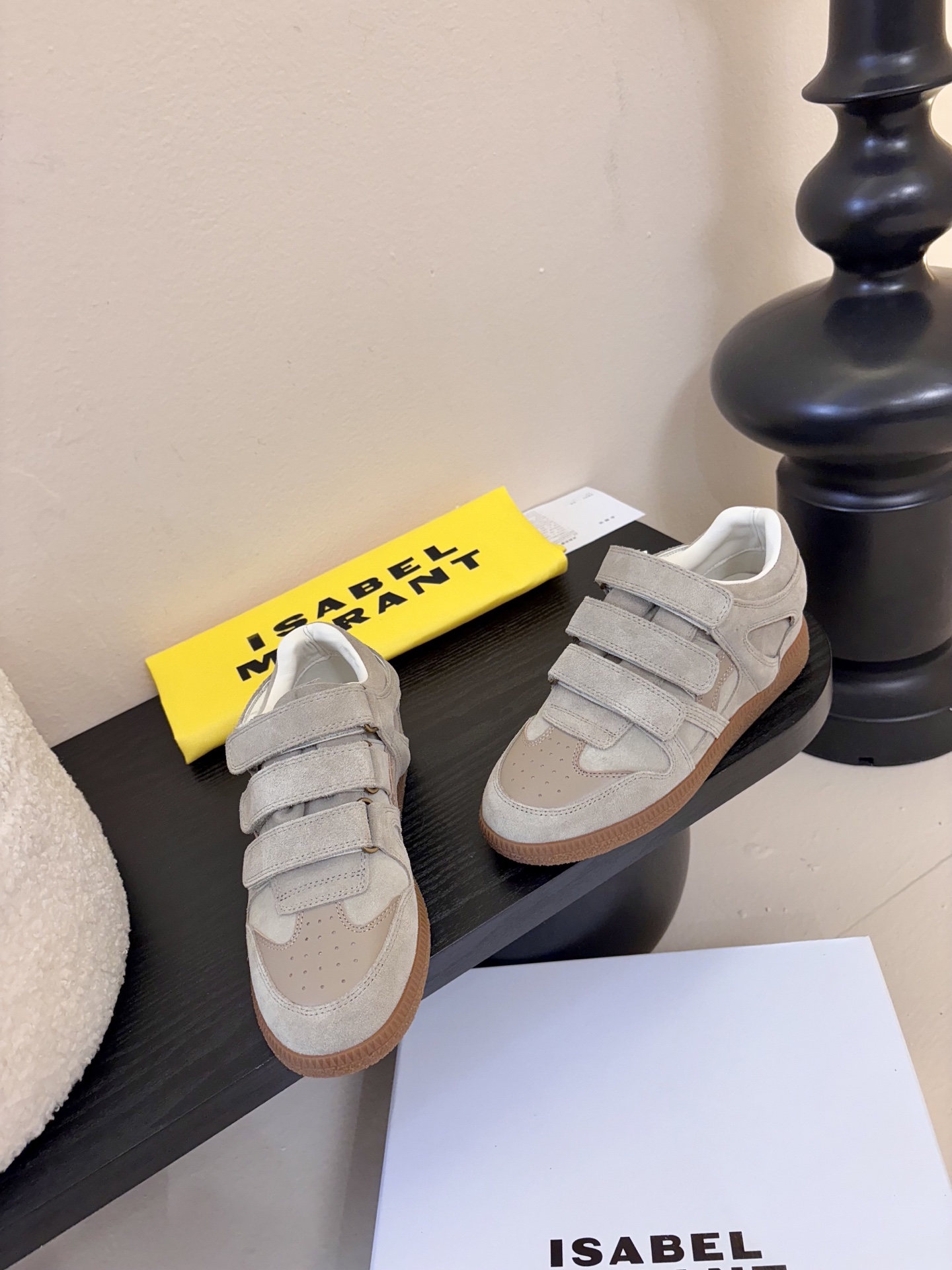 Isabel Maran*26ss经典魔术贴低帮运动鞋休闲鞋摒弃了传统鞋带，改用三条宽幅魔术贴固定，穿脱