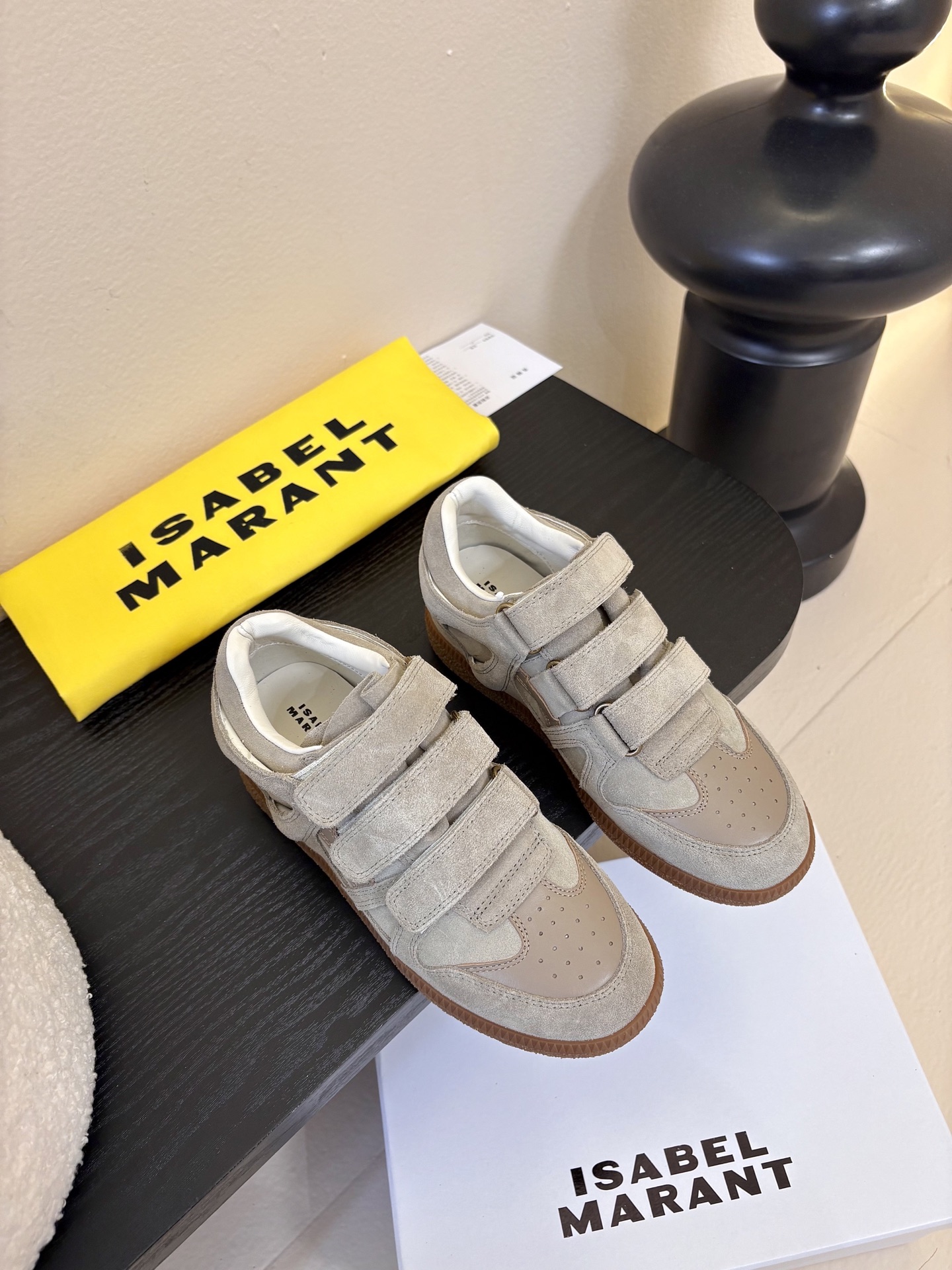 Isabel Maran*26ss经典魔术贴低帮运动鞋休闲鞋摒弃了传统鞋带，改用三条宽幅魔术贴固定，穿脱