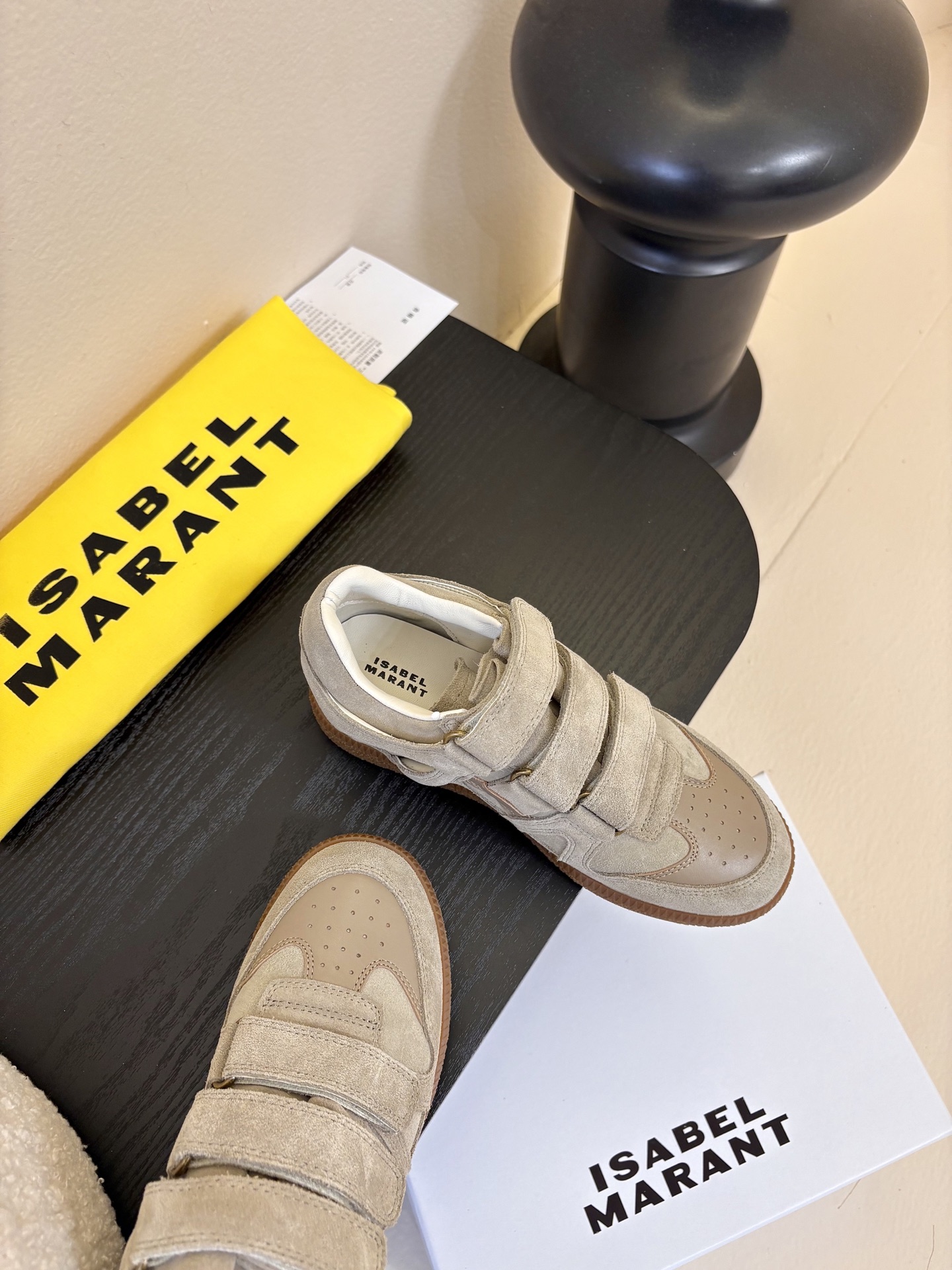 Isabel Maran*26ss经典魔术贴低帮运动鞋休闲鞋摒弃了传统鞋带，改用三条宽幅魔术贴固定，穿脱