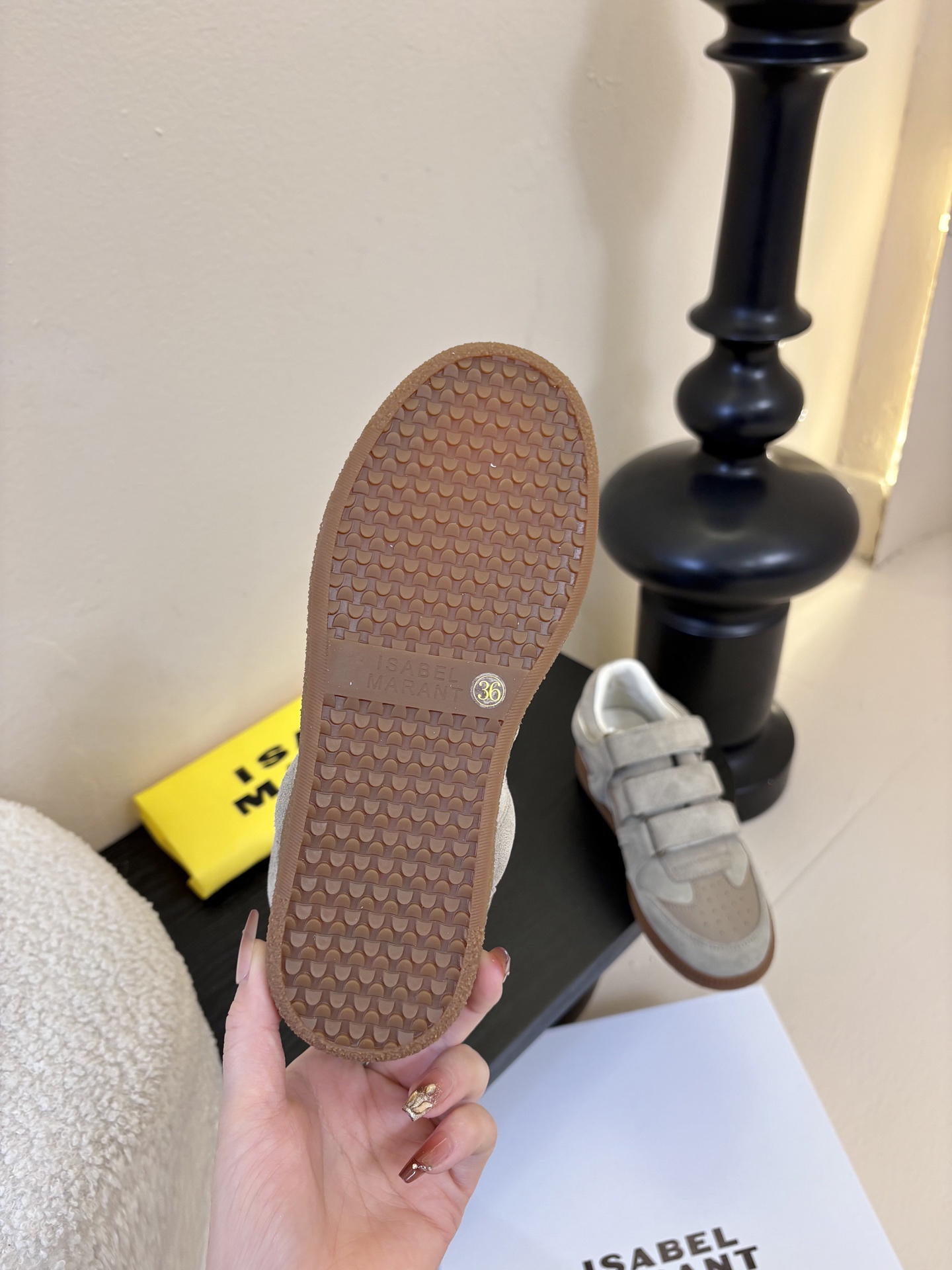 Isabel Maran*26ss经典魔术贴低帮运动鞋休闲鞋摒弃了传统鞋带，改用三条宽幅魔术贴固定，穿脱