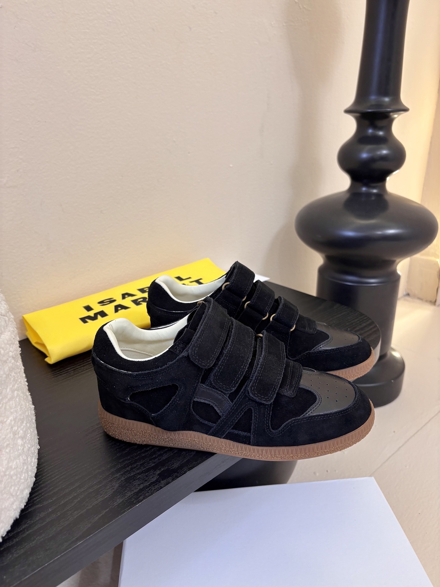 Isabel Maran*26ss经典魔术贴低帮运动鞋休闲鞋摒弃了传统鞋带，改用三条宽幅魔术贴固定，穿脱