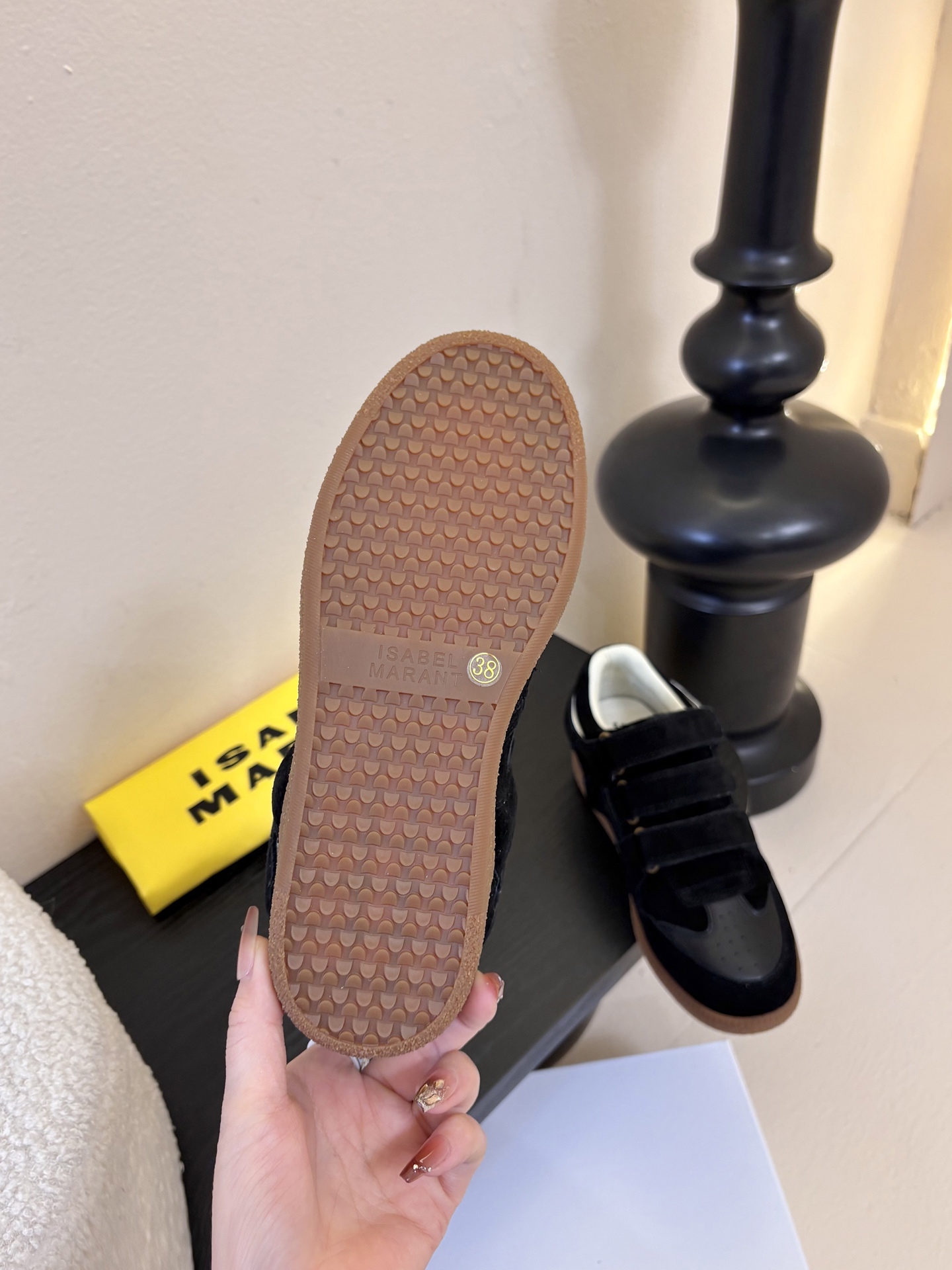 Isabel Maran*26ss经典魔术贴低帮运动鞋休闲鞋摒弃了传统鞋带，改用三条宽幅魔术贴固定，穿脱