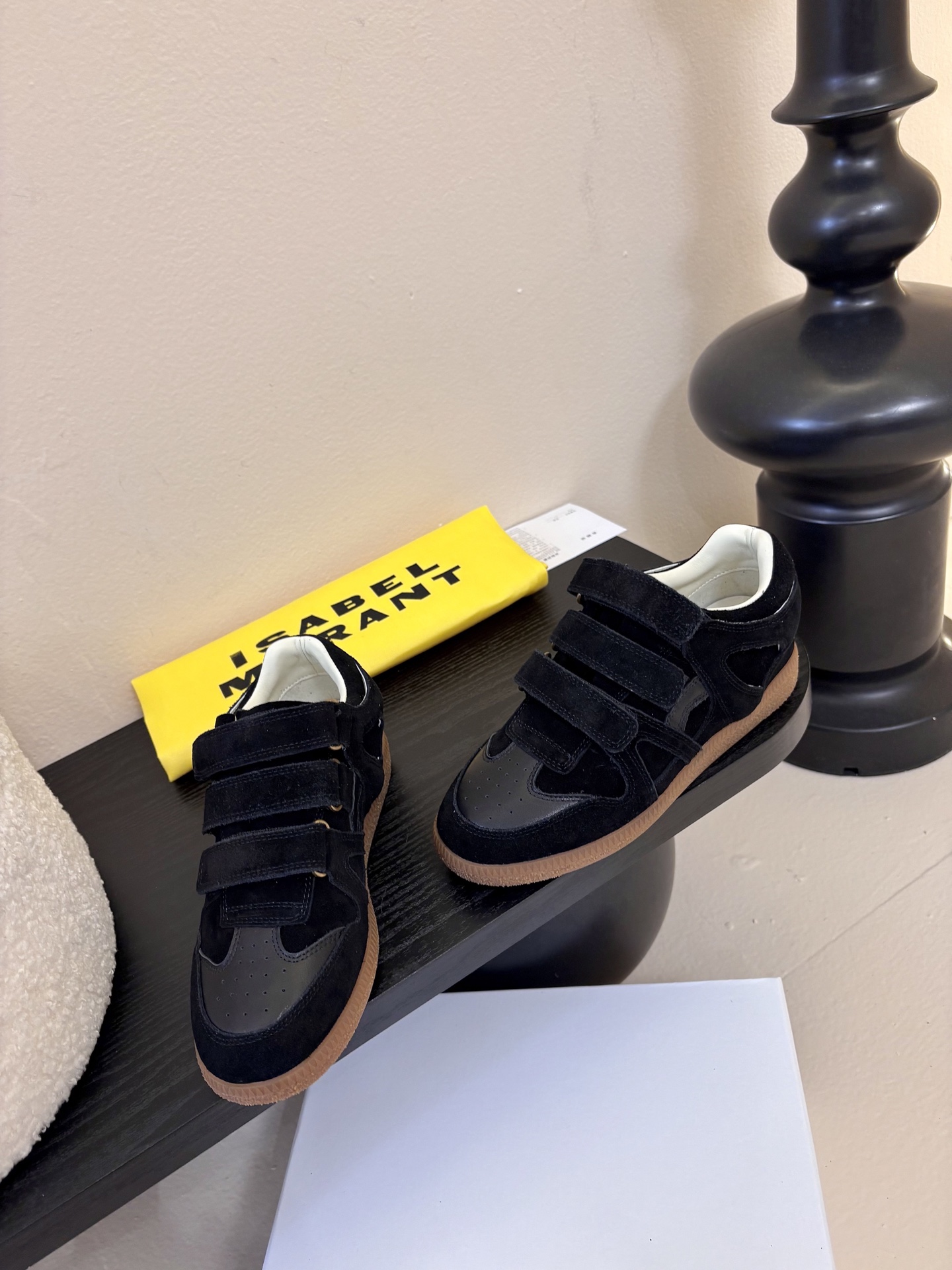 Isabel Maran*26ss经典魔术贴低帮运动鞋休闲鞋摒弃了传统鞋带，改用三条宽幅魔术贴固定，穿脱