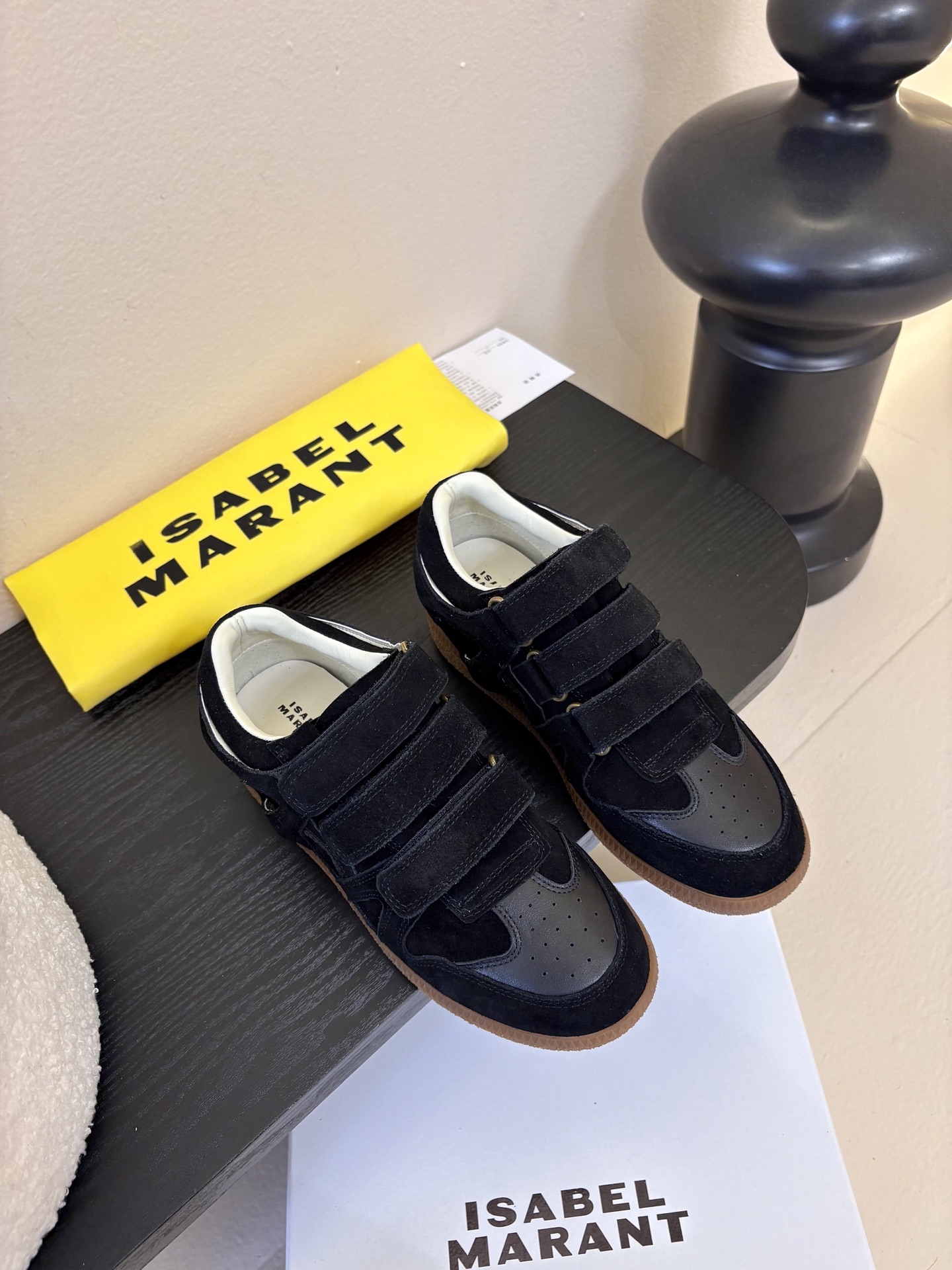 Isabel Maran*26ss经典魔术贴低帮运动鞋休闲鞋摒弃了传统鞋带，改用三条宽幅魔术贴固定，穿脱