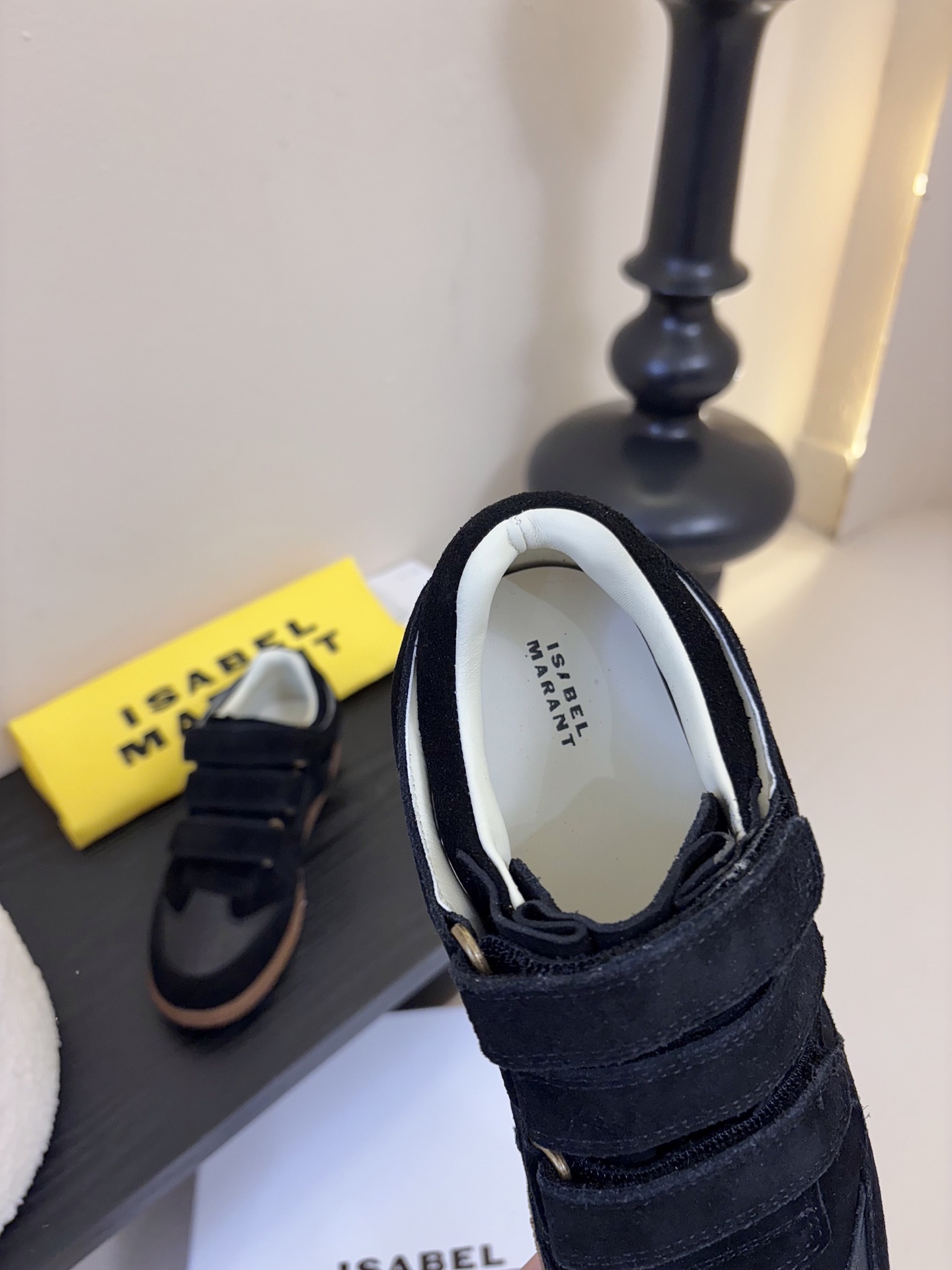 Isabel Maran*26ss经典魔术贴低帮运动鞋休闲鞋摒弃了传统鞋带，改用三条宽幅魔术贴固定，穿脱