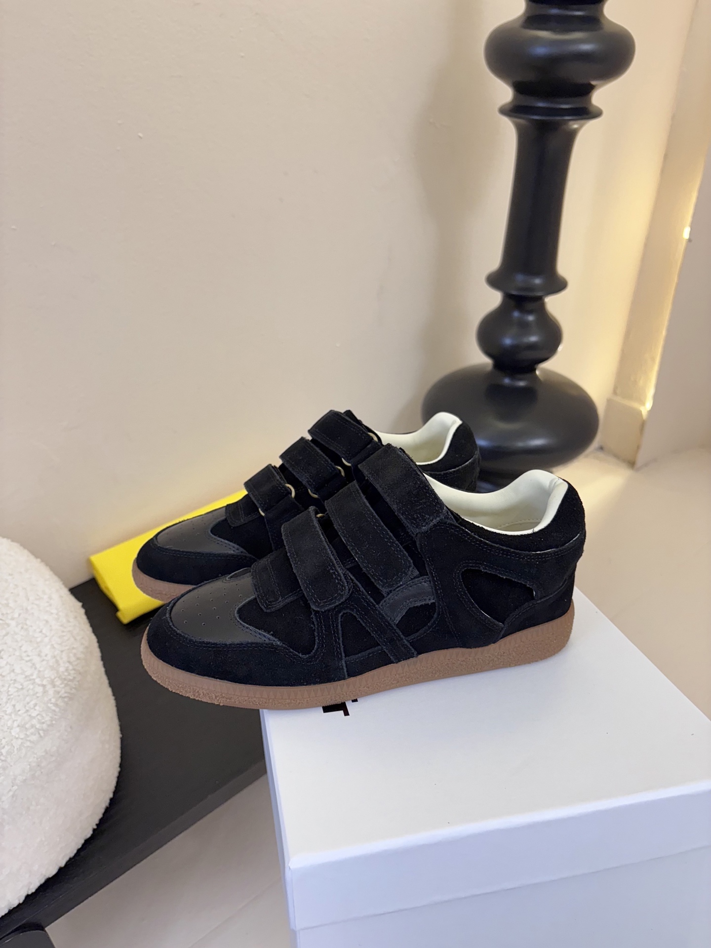 Isabel Maran*26ss经典魔术贴低帮运动鞋休闲鞋摒弃了传统鞋带，改用三条宽幅魔术贴固定，穿脱