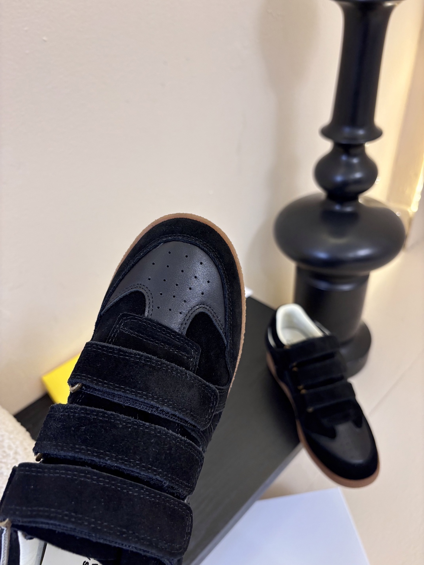 Isabel Maran*26ss经典魔术贴低帮运动鞋休闲鞋摒弃了传统鞋带，改用三条宽幅魔术贴固定，穿脱