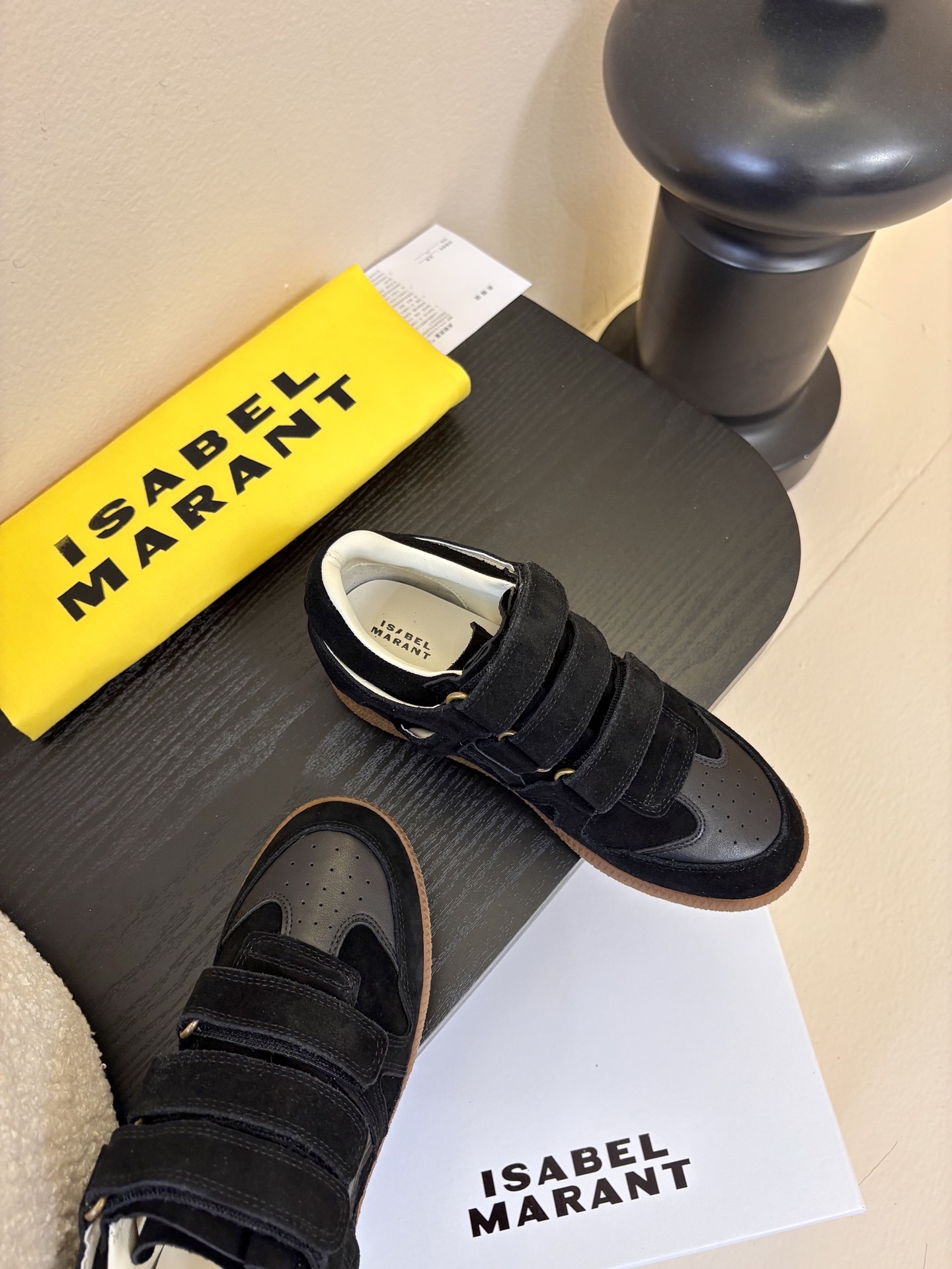 Isabel Maran*26ss经典魔术贴低帮运动鞋休闲鞋摒弃了传统鞋带，改用三条宽幅魔术贴固定，穿脱