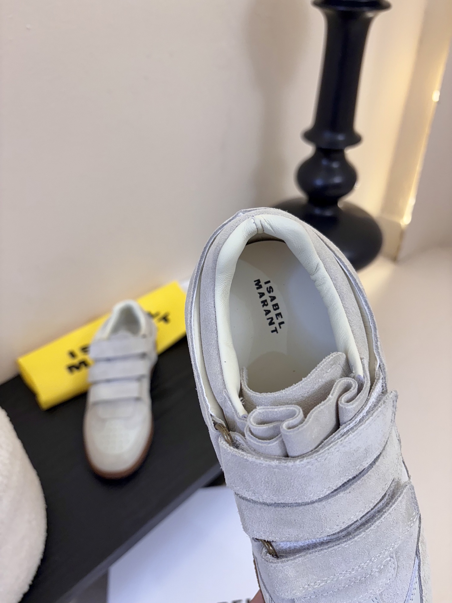Isabel Maran*26ss经典魔术贴低帮运动鞋休闲鞋摒弃了传统鞋带，改用三条宽幅魔术贴固定，穿脱