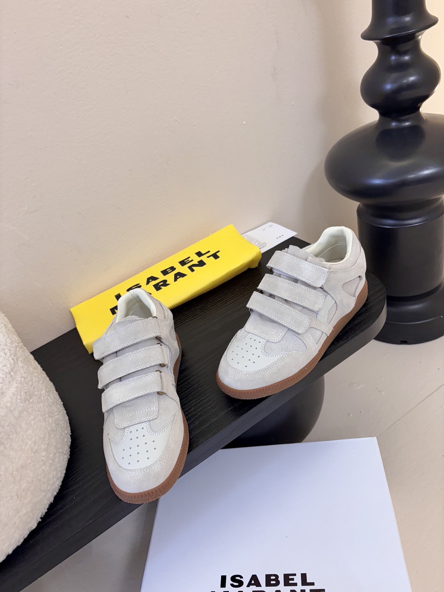 Isabel Maran*26ss经典魔术贴低帮运动鞋休闲鞋摒弃了传统鞋带，改用三条宽幅魔术贴固定，穿脱