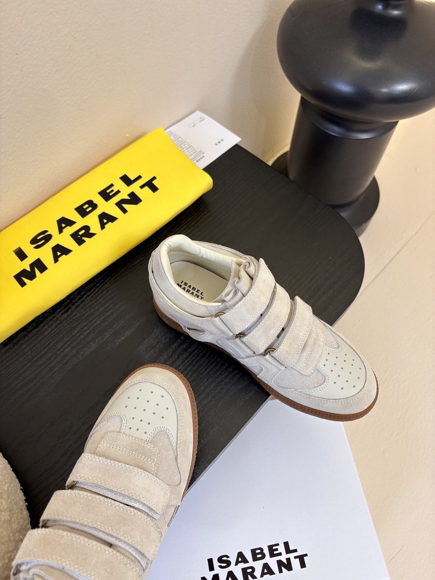 Isabel Maran*26ss经典魔术贴低帮运动鞋休闲鞋摒弃了传统鞋带，改用三条宽幅魔术贴固定，穿脱