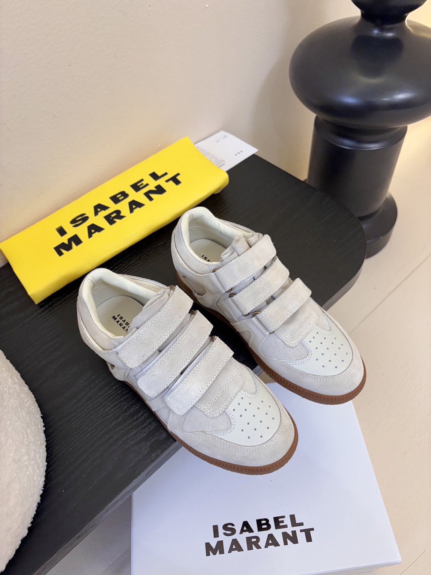 NO:725204,Isabel Maran*26ss classic Velcro low-top sneakers and casual shoes abandon traditional shoelaces and instead use three wide Velcro fasteners, which are easy to put on and take off and can accurately fit different foot shapes. They are both practical and recognizable. The rubber binding on the edges of the shoes and the stitching of the insoles are hand-made to enhance the retro atmosphere. Each pair of shoes has a unique handmade warmth.  The outsole is made of natural rubber, which is non-slip and wear-resistant and has a retro matte texture. The softness when walking is also better than ordinary rubber soles. The low-top shoe type can be adapted to a variety of pants styles, and the Velcro design weakens the sense of movement. It can not only create a street style, but also integrate into the 'old money style' dressing scene. The upper is cowhide/cow suede, the lining is sheepskin, and the rubber outsole is size 35-41 (customized sizes 40 and 41 are not returnable)  Heel height 3cm, casual shoes/sports shoes, sneakers, cowhide, sheepskin19860909Isabel Maran*26ss经典魔术贴低帮运动鞋休闲鞋 摒弃了传统鞋带,改用三条宽幅魔术贴固定,穿脱便捷且能精准贴合不同脚型,兼具实用性与辨识度.鞋边的橡胶包边、鞋垫的缝线均采用手工做旧处理,强化了复古氛围,每一双鞋都带有独特的手工温度. 采用天然橡胶大底,防滑耐磨且自带复古哑光质感,行走时的柔软度也优于普通橡胶底.低帮鞋型可适配多种裤型,魔术贴设计弱化了运动感,既能打造街头风,也能融入“老钱风”穿搭场景. 鞋面牛皮/牛反绒 内里羊皮 大底橡胶大底 size35-41码（40、41码定制不退换） 跟高3cm,休闲鞋/运动鞋,sneakers,cowhide,sheepskin,Women's Shoes