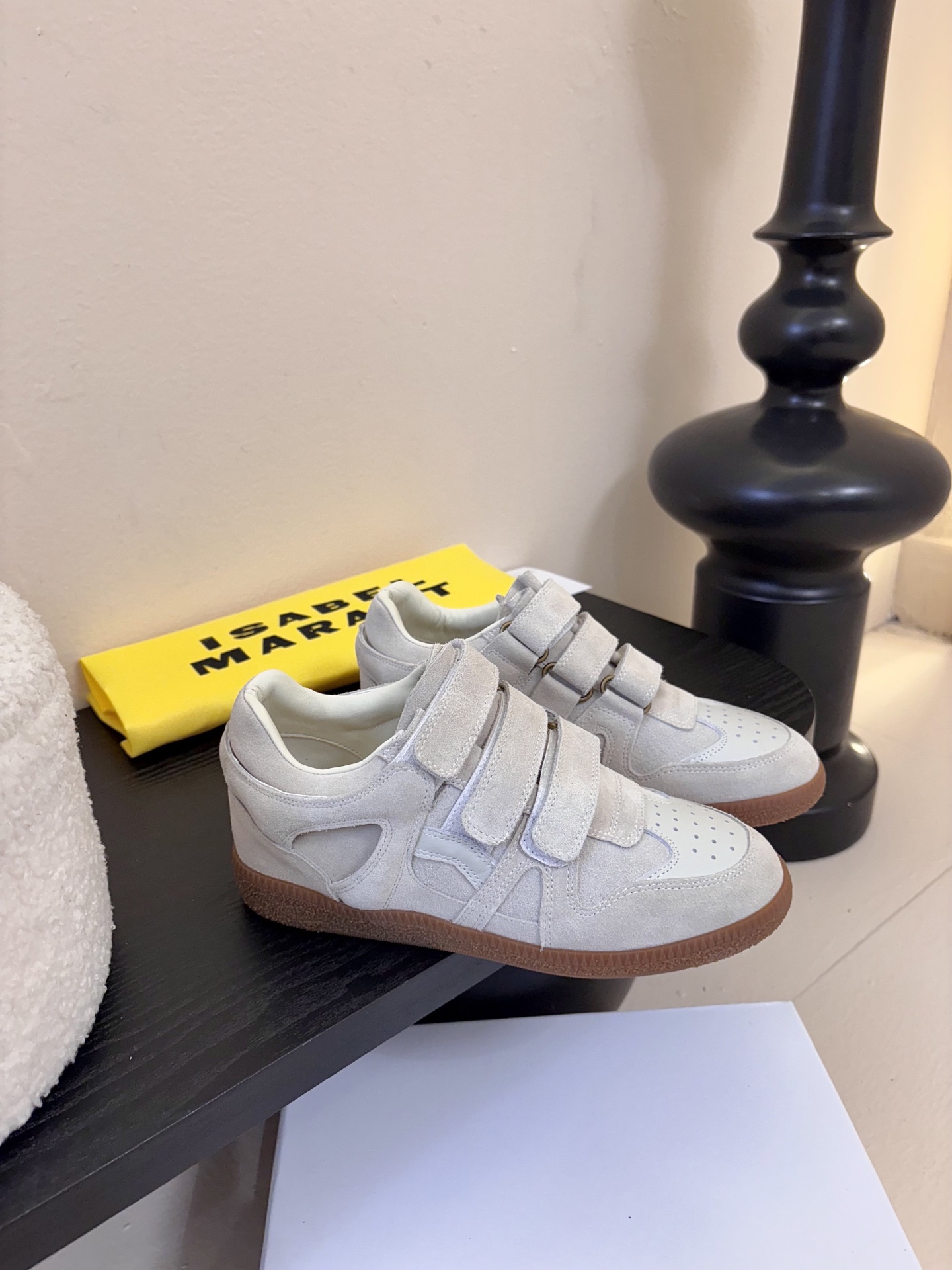 Isabel Maran*26ss经典魔术贴低帮运动鞋休闲鞋摒弃了传统鞋带，改用三条宽幅魔术贴固定，穿脱