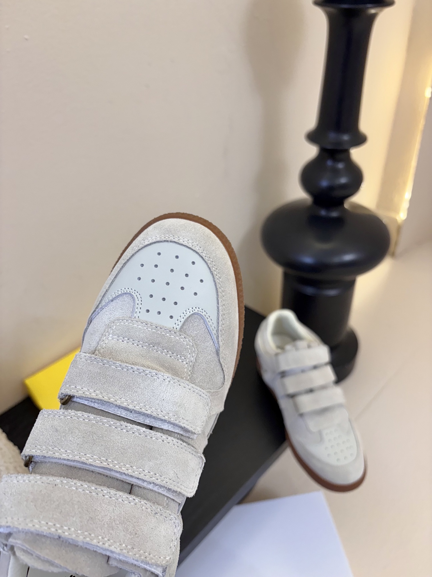 Isabel Maran*26ss经典魔术贴低帮运动鞋休闲鞋摒弃了传统鞋带，改用三条宽幅魔术贴固定，穿脱