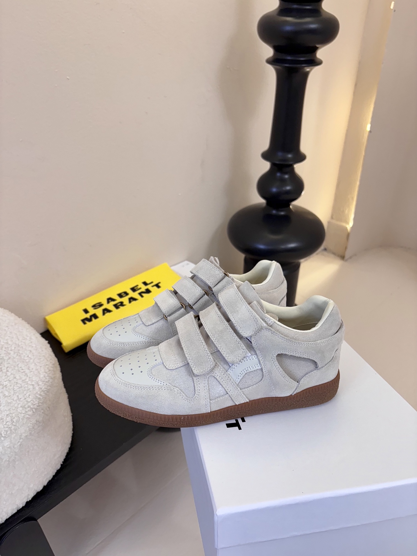 Isabel Maran*26ss经典魔术贴低帮运动鞋休闲鞋摒弃了传统鞋带，改用三条宽幅魔术贴固定，穿脱