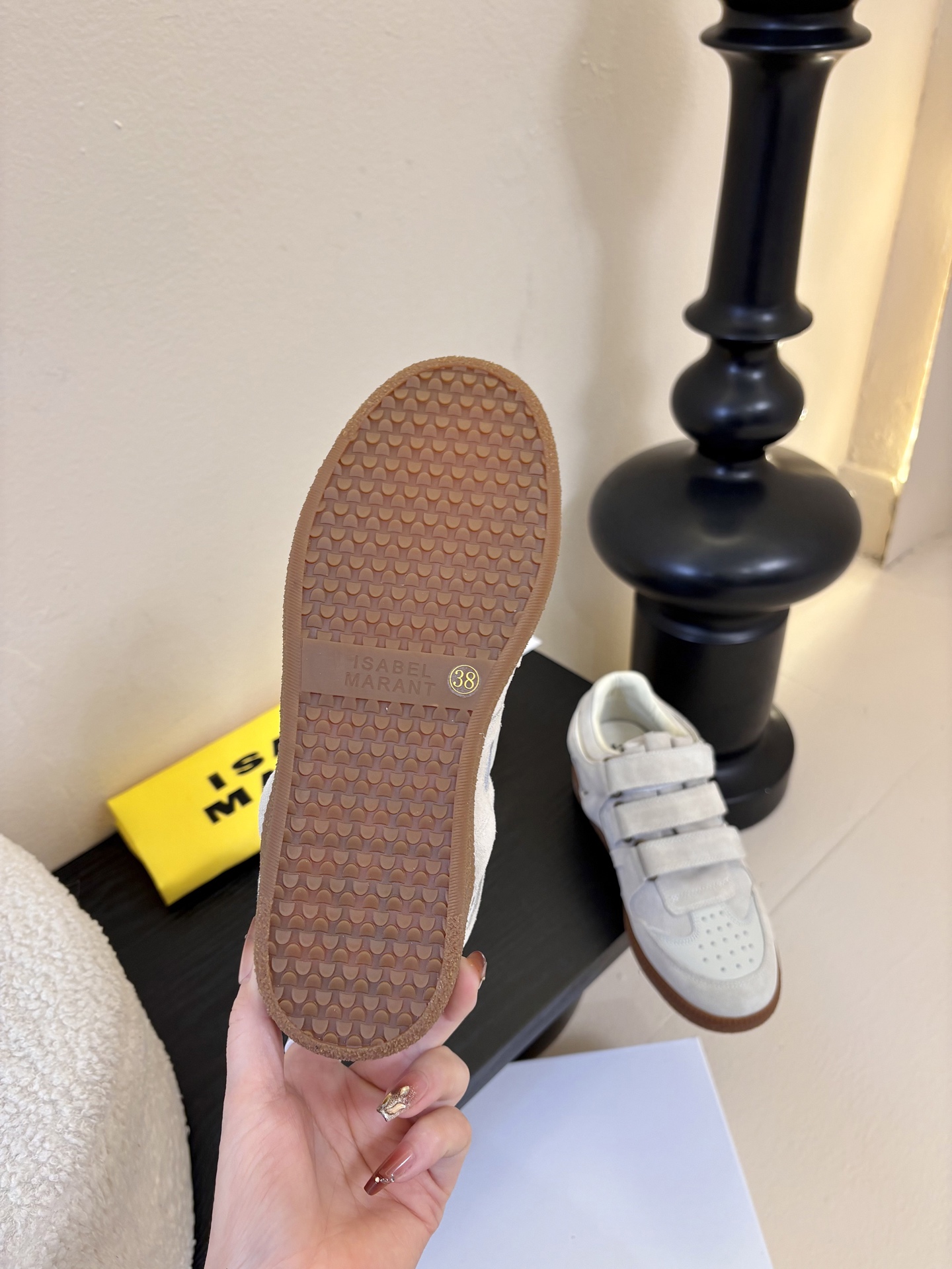 Isabel Maran*26ss经典魔术贴低帮运动鞋休闲鞋摒弃了传统鞋带，改用三条宽幅魔术贴固定，穿脱