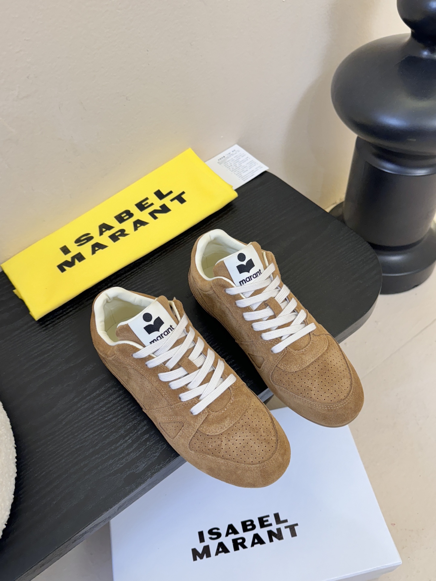 Isabel Maran*26ss经典复古绑带透气运动鞋休闲鞋鞋面采用细腻的反绒皮，带有精致的冲孔设计，