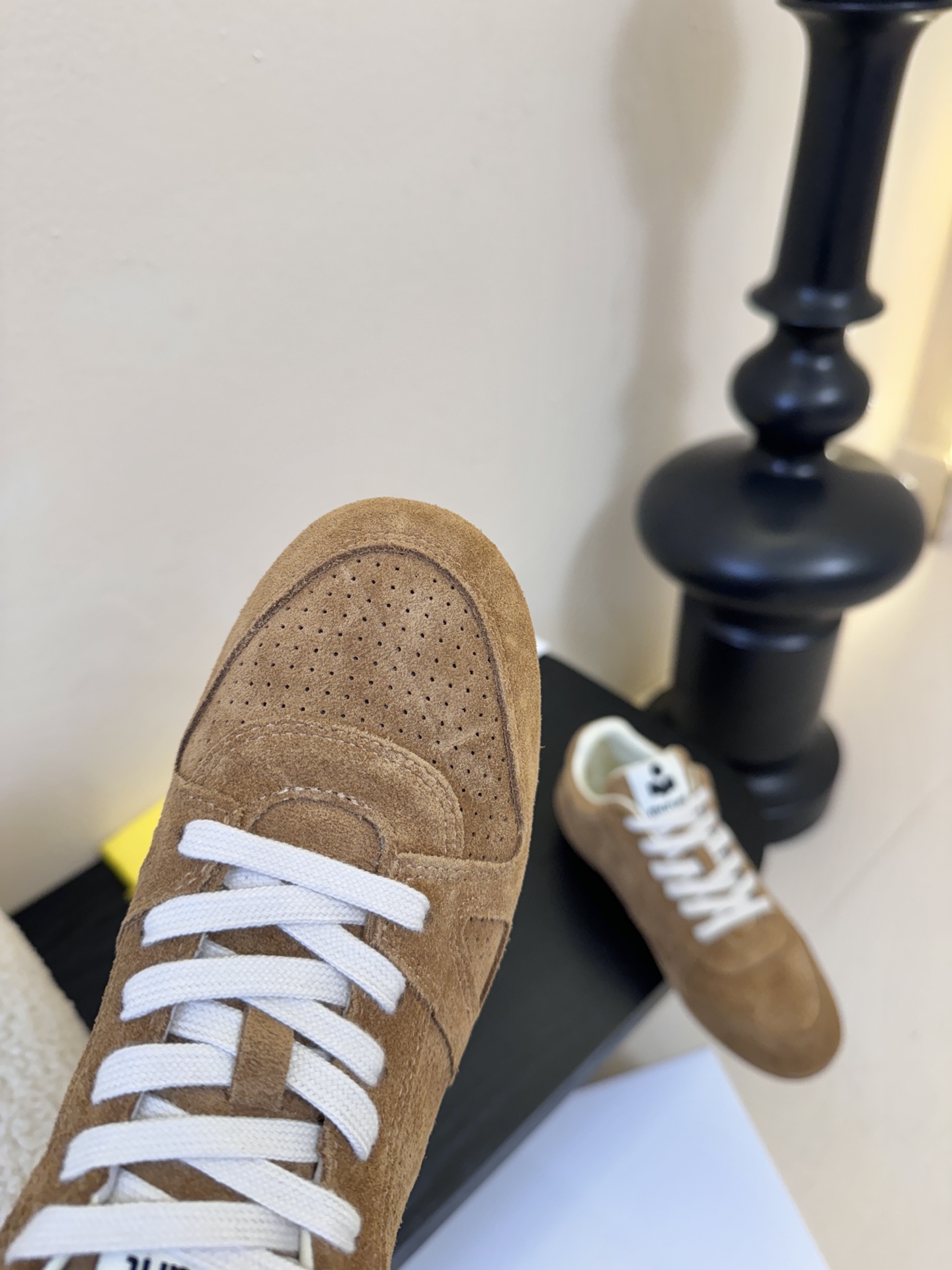 Isabel Maran*26ss经典复古绑带透气运动鞋休闲鞋鞋面采用细腻的反绒皮，带有精致的冲孔设计，