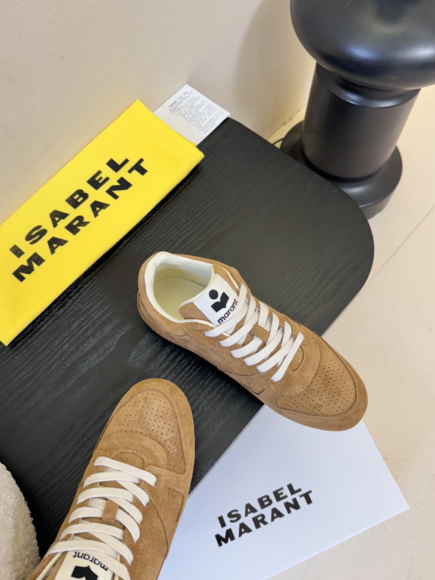 Isabel Maran*26ss经典复古绑带透气运动鞋休闲鞋鞋面采用细腻的反绒皮，带有精致的冲孔设计，