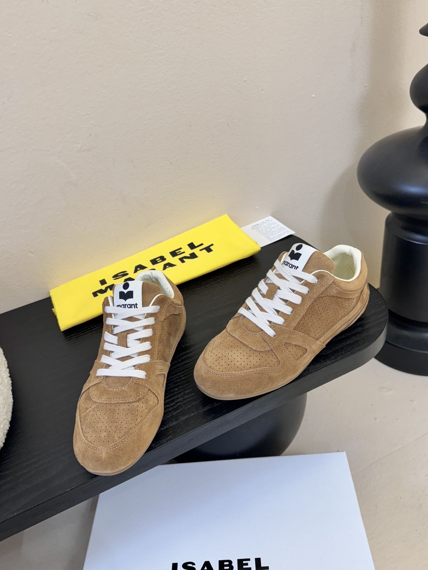 Isabel Maran*26ss经典复古绑带透气运动鞋休闲鞋鞋面采用细腻的反绒皮，带有精致的冲孔设计，