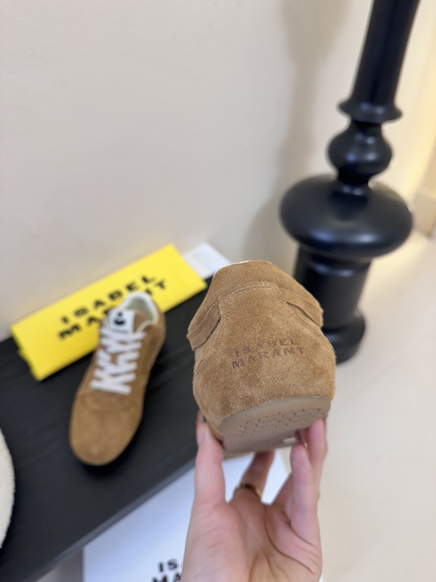 Isabel Maran*26ss经典复古绑带透气运动鞋休闲鞋鞋面采用细腻的反绒皮，带有精致的冲孔设计，