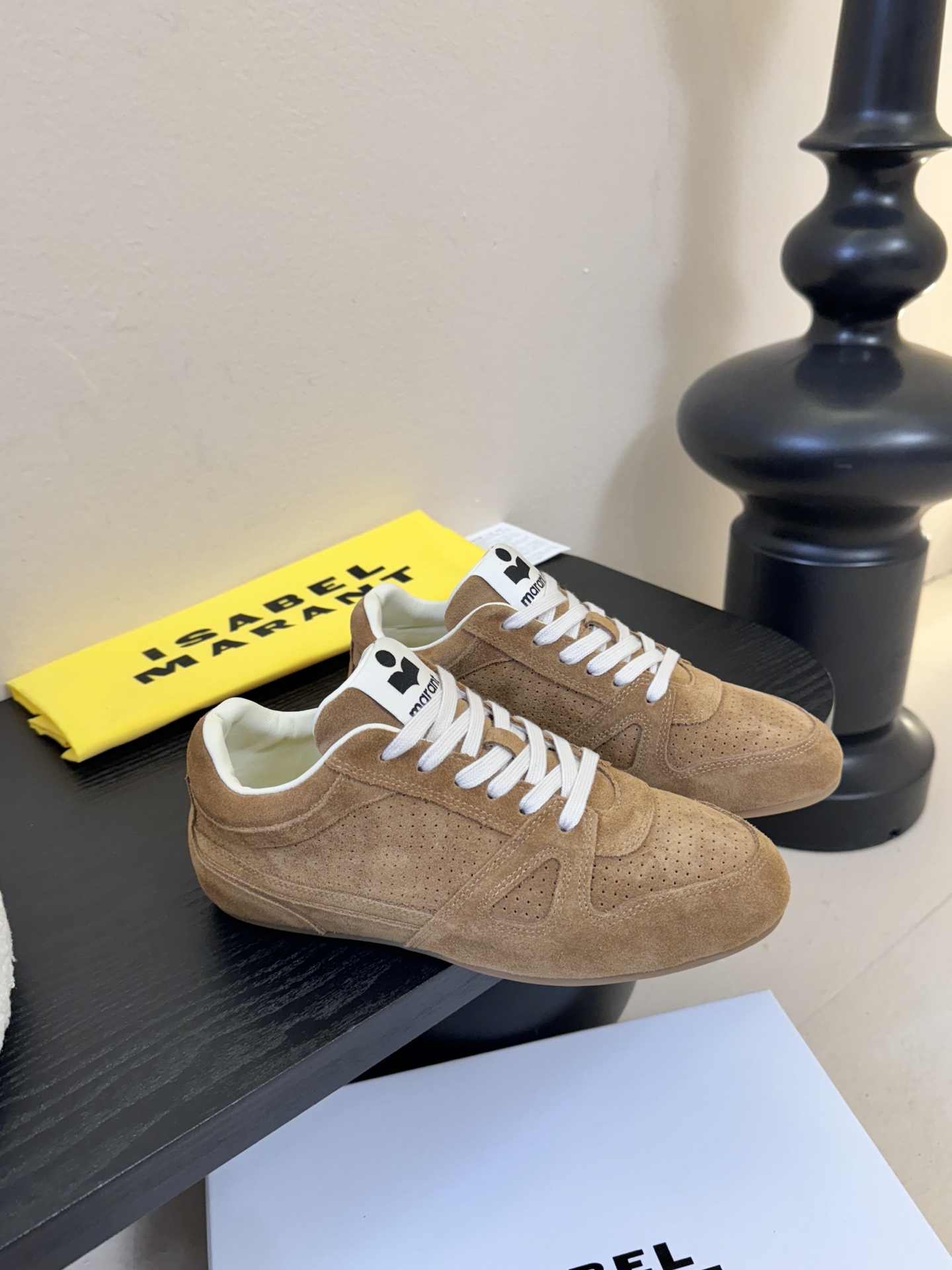 Isabel Maran*26ss经典复古绑带透气运动鞋休闲鞋鞋面采用细腻的反绒皮，带有精致的冲孔设计，