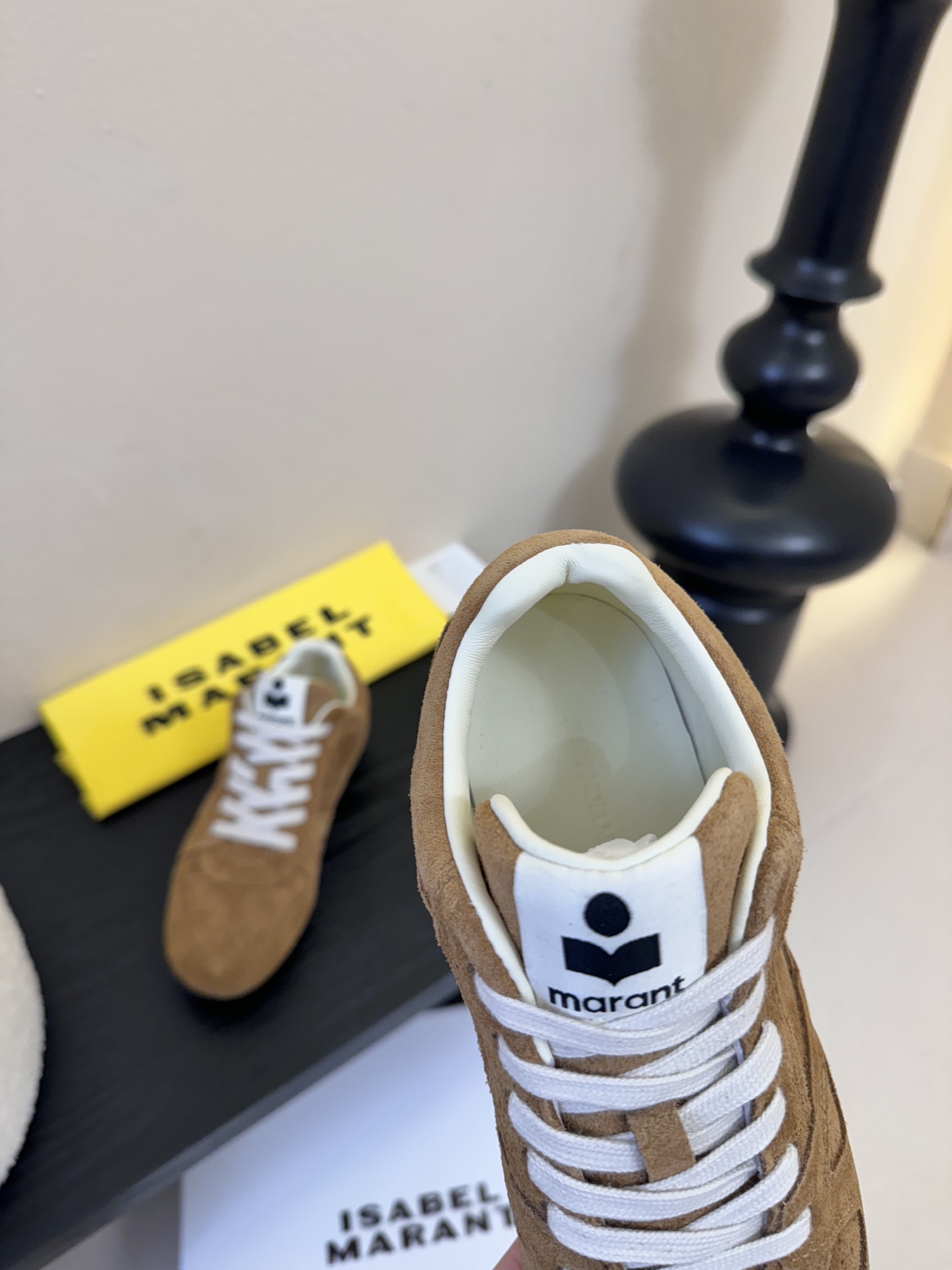 Isabel Maran*26ss经典复古绑带透气运动鞋休闲鞋鞋面采用细腻的反绒皮，带有精致的冲孔设计，