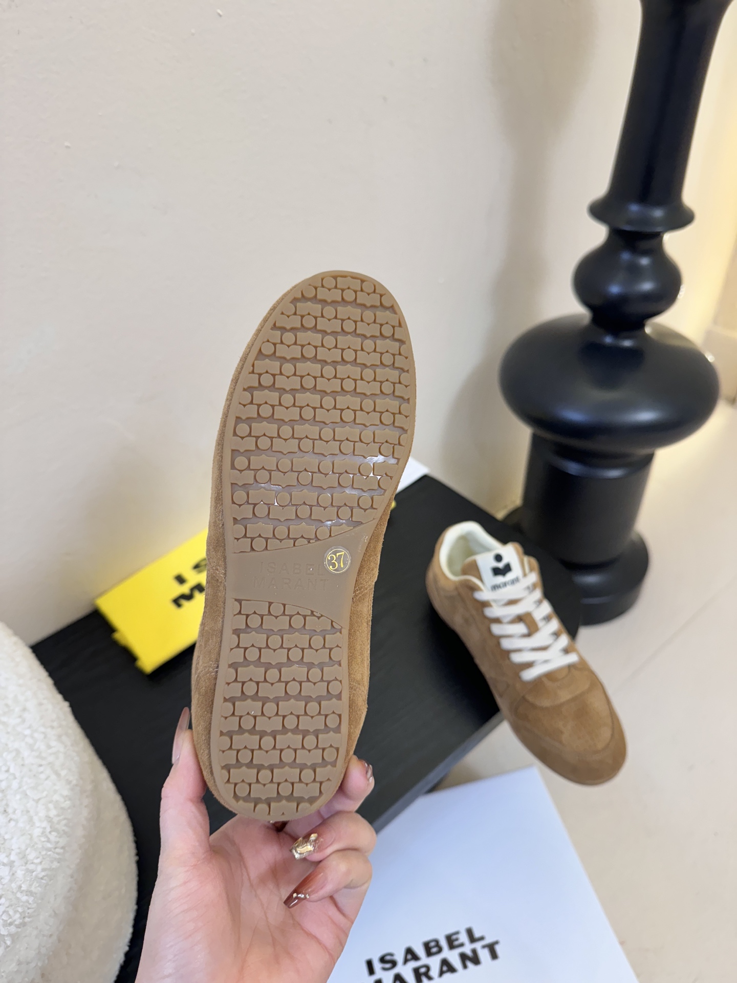 Isabel Maran*26ss经典复古绑带透气运动鞋休闲鞋鞋面采用细腻的反绒皮，带有精致的冲孔设计，