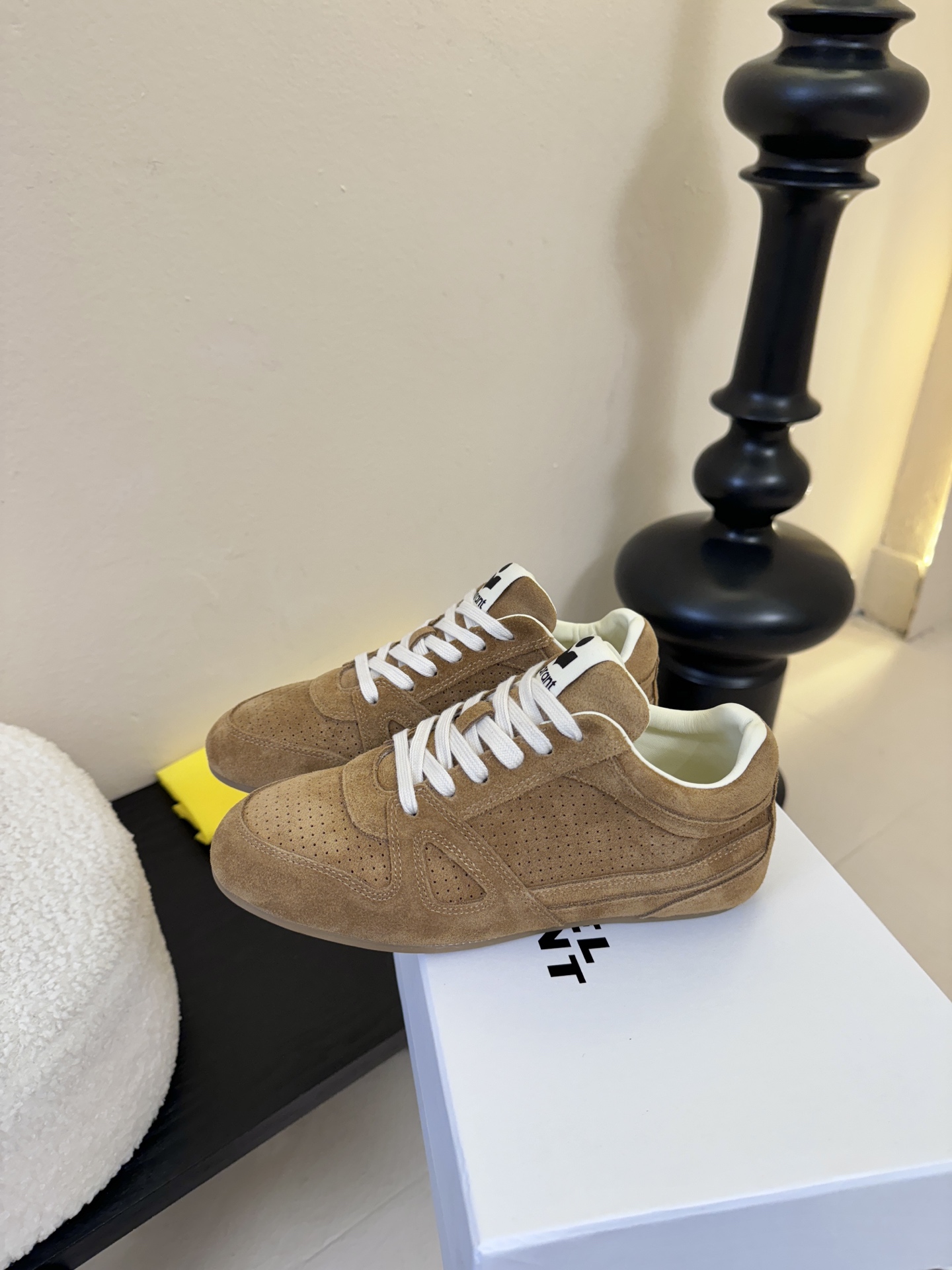 Isabel Maran*26ss经典复古绑带透气运动鞋休闲鞋鞋面采用细腻的反绒皮，带有精致的冲孔设计，