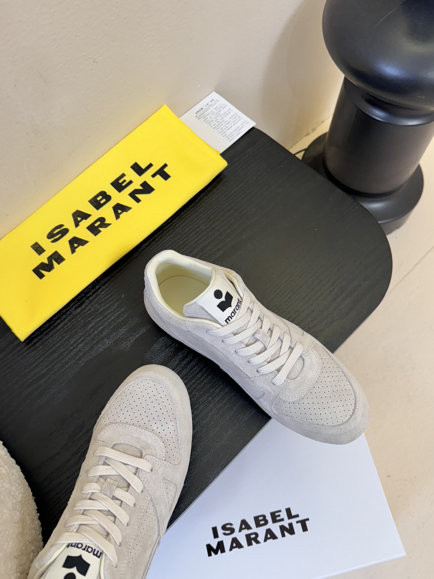 Isabel Maran*26ss经典复古绑带透气运动鞋休闲鞋鞋面采用细腻的反绒皮，带有精致的冲孔设计，