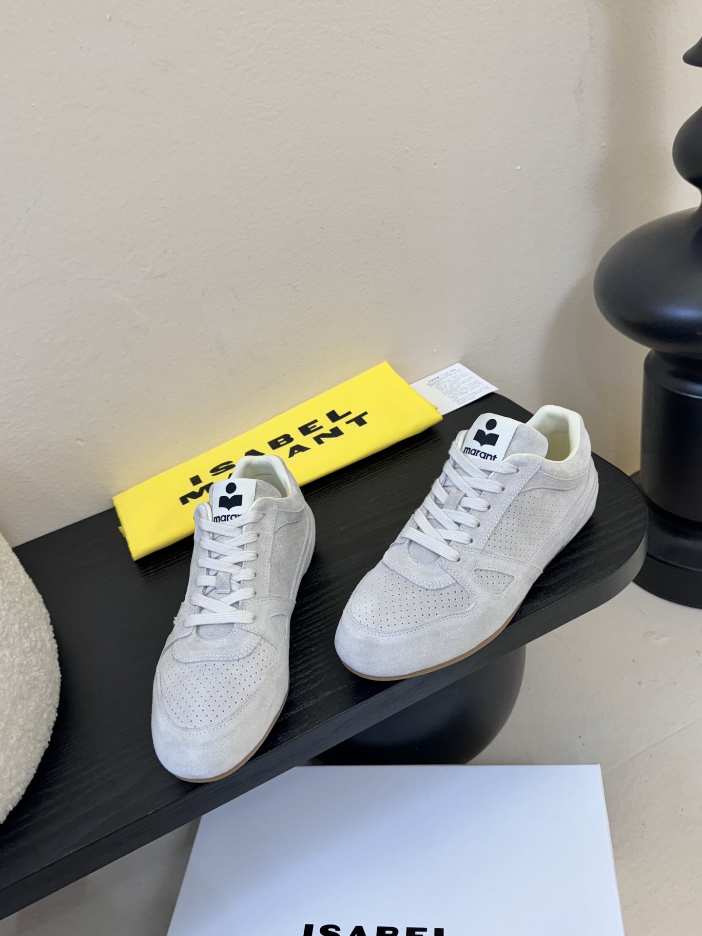 Isabel Maran*26ss经典复古绑带透气运动鞋休闲鞋鞋面采用细腻的反绒皮，带有精致的冲孔设计，