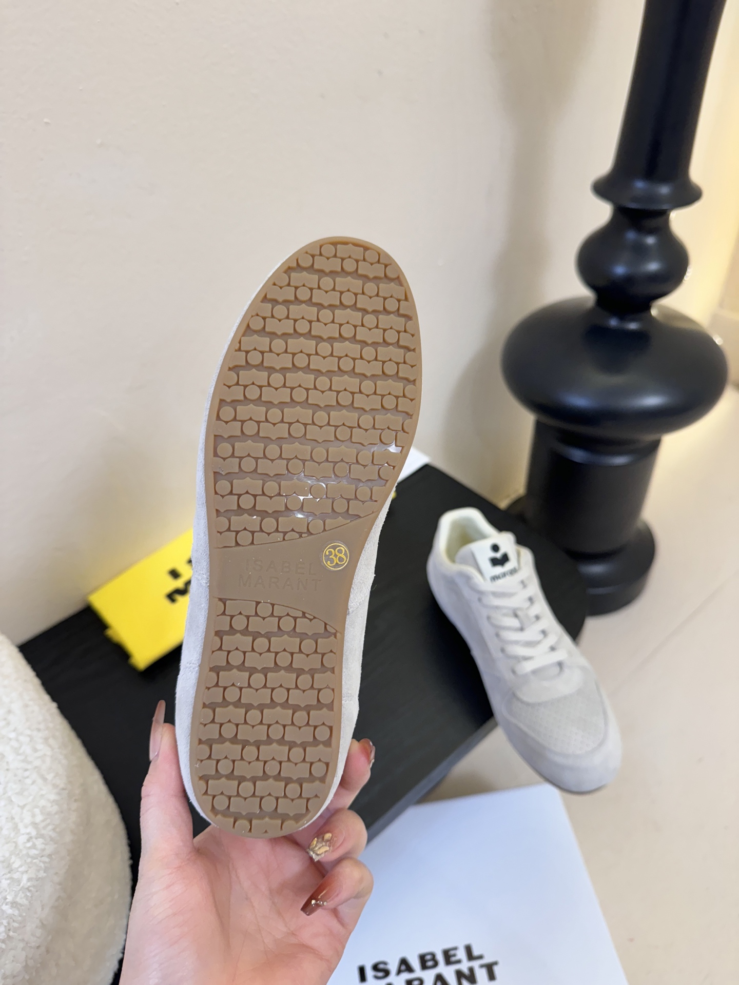 Isabel Maran*26ss经典复古绑带透气运动鞋休闲鞋鞋面采用细腻的反绒皮，带有精致的冲孔设计，