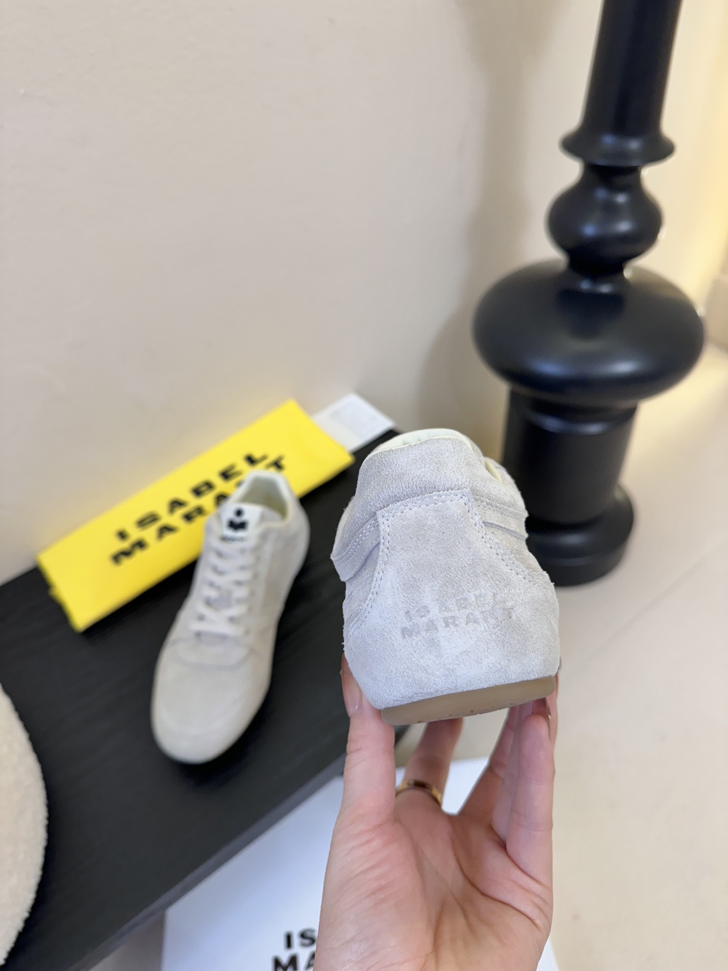 Isabel Maran*26ss经典复古绑带透气运动鞋休闲鞋鞋面采用细腻的反绒皮，带有精致的冲孔设计，