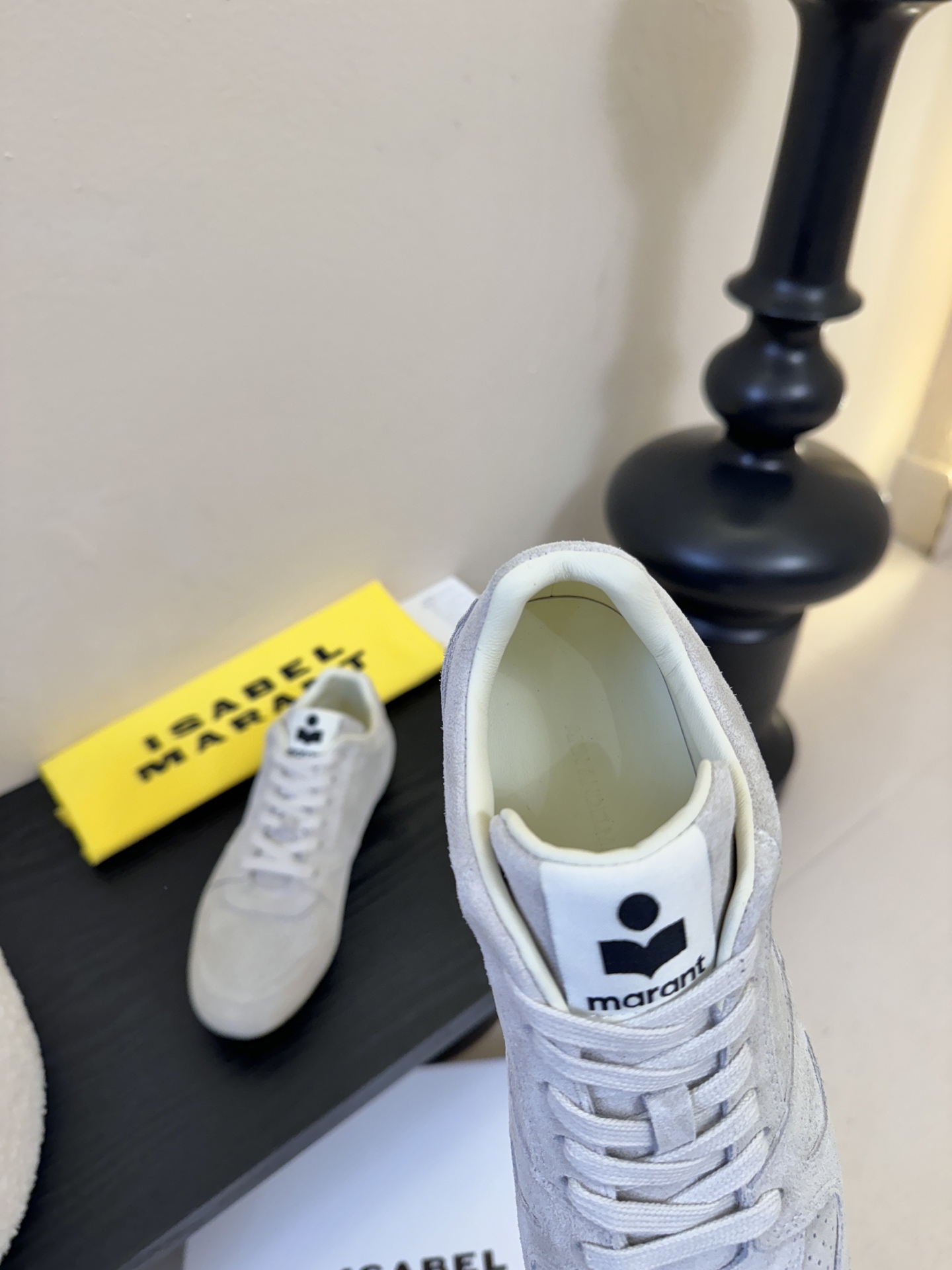 Isabel Maran*26ss经典复古绑带透气运动鞋休闲鞋鞋面采用细腻的反绒皮，带有精致的冲孔设计，