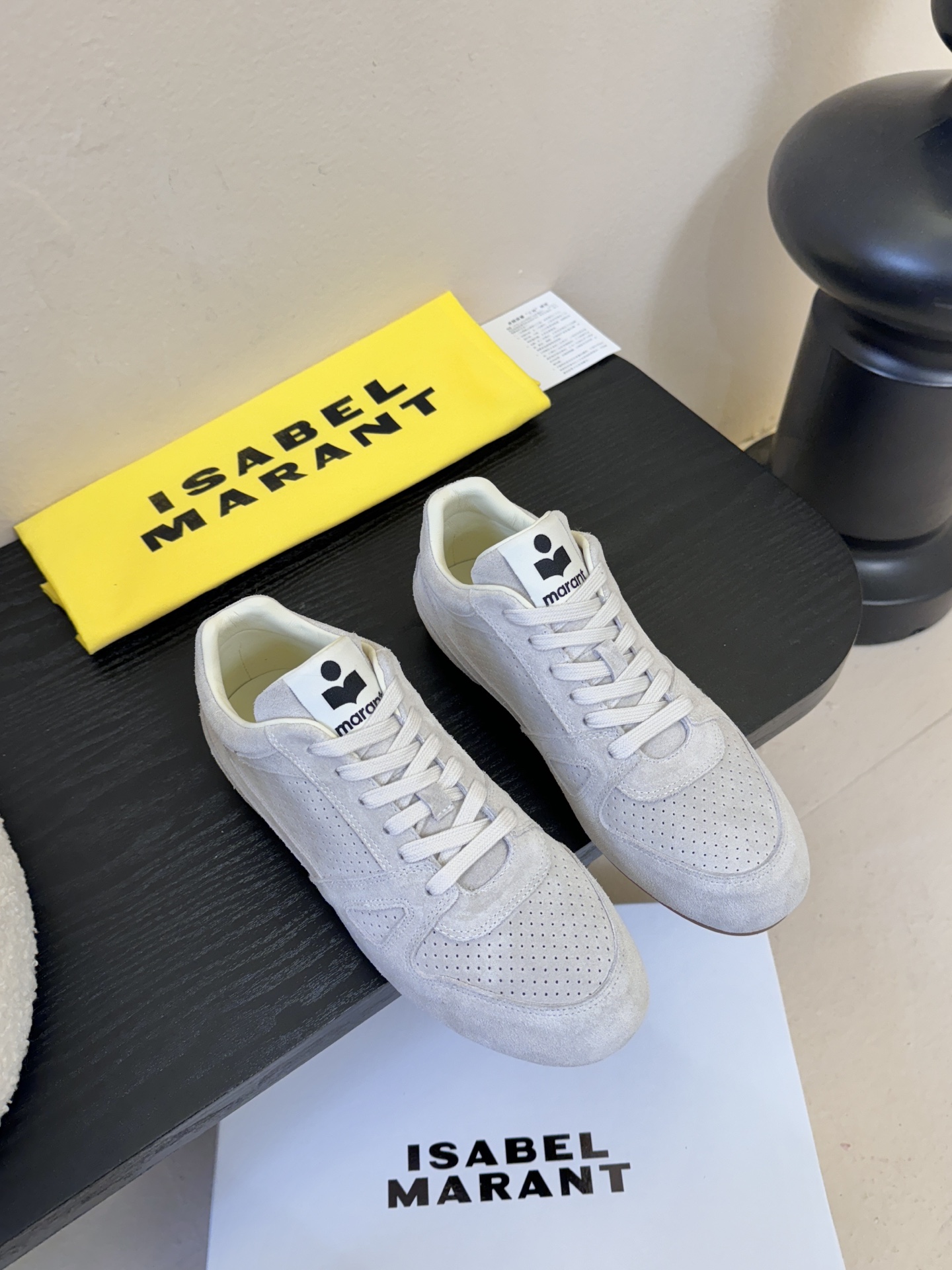 NO:725209,Isabel Maran*26ss classic retro strappy breathable sneakers and casual shoes. The upper is made of fine suede leather with exquisite punching design, which not only ensures breathability but also enhances the retro texture. The low-top shoe shape is equipped with a rounded toe, and the lines are smooth and neat. The iconic black and white contrasting tongue logo is highly recognizable. With its own retro sports genes, whether it is paired with jeans, suit pants or a dress, it can easily create a relaxed and fashionable French style.  The shoe body is light and soft, with high wearing comfort; the rubber sole has both slip resistance and wear resistance, which is suitable for daily commuting or short trips. The upper is made of high-mercerized cow suede, the lining is sheepskin, and the rubber outsole is size 35-40 (customized size 40 is non-returnable). Heel height 3cm, casual shoes/sports shoes, sneakers, skirts, jeans, business suit, sheepskin19860909Isabel Maran*26ss经典复古绑带透气运动鞋休闲鞋 鞋面采用细腻的反绒皮,带有精致的冲孔设计,既保证了透气性,又提升了复古质感.低帮鞋型搭配圆润鞋头,线条流畅利落；标志性的黑白撞色鞋舌 Logo,辨识度极高. 自带复古运动基因,无论是搭配牛仔裤、西装裤还是连衣裙,都能轻松打造松弛又时髦的法式穿搭. 鞋身轻便柔软,穿着舒适度高；橡胶鞋底兼具防滑性与耐磨性,日常通勤或短途出行都很合适. 鞋面高丝光牛反绒 内里羊皮 大底橡胶大底 size35-40码（40码定制不退换） 跟高3cm,休闲鞋/运动鞋,sneakers,skirts,jeans,business suit,sheepskin,Women's Shoes