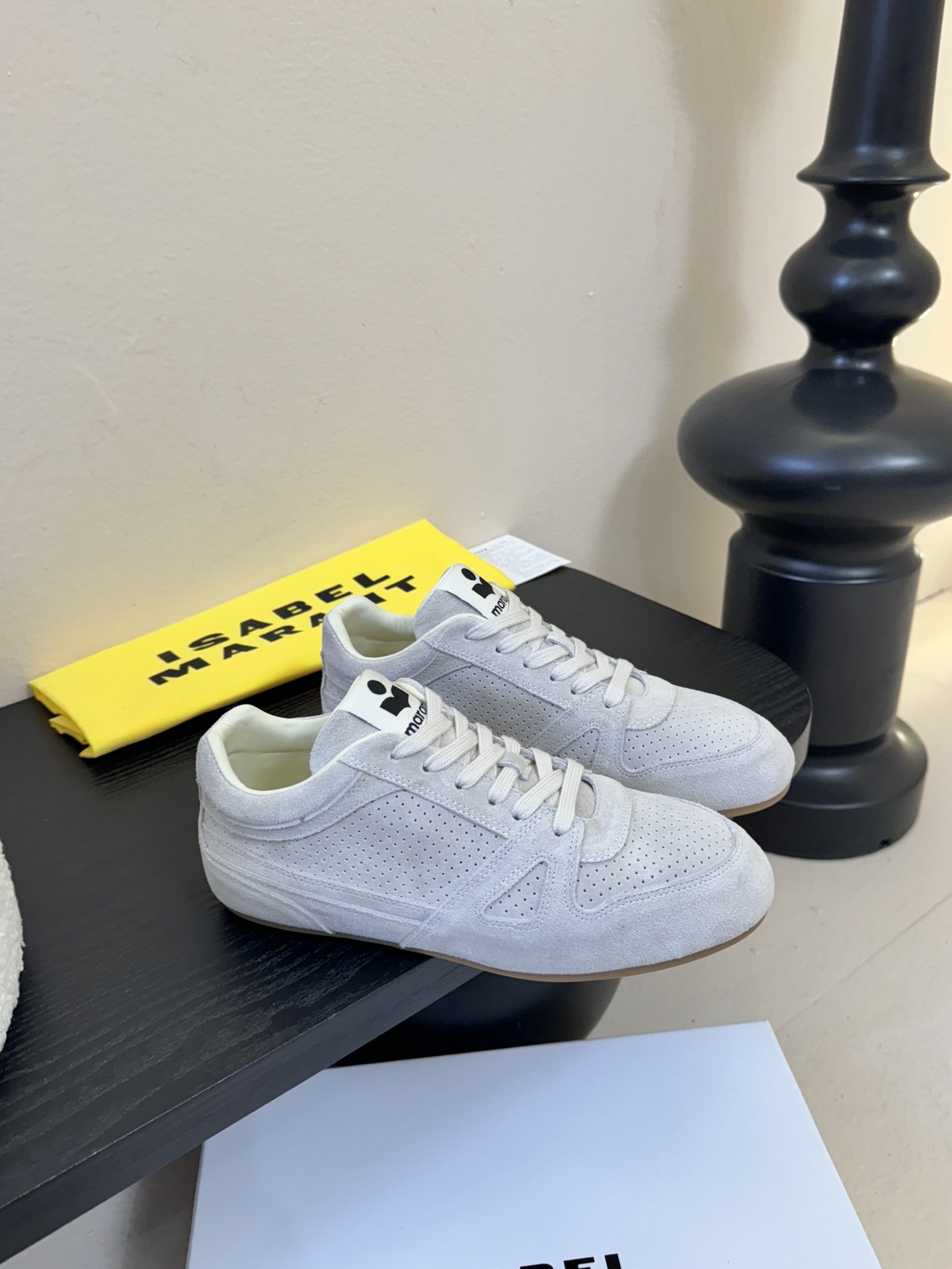 Isabel Maran*26ss经典复古绑带透气运动鞋休闲鞋鞋面采用细腻的反绒皮，带有精致的冲孔设计，