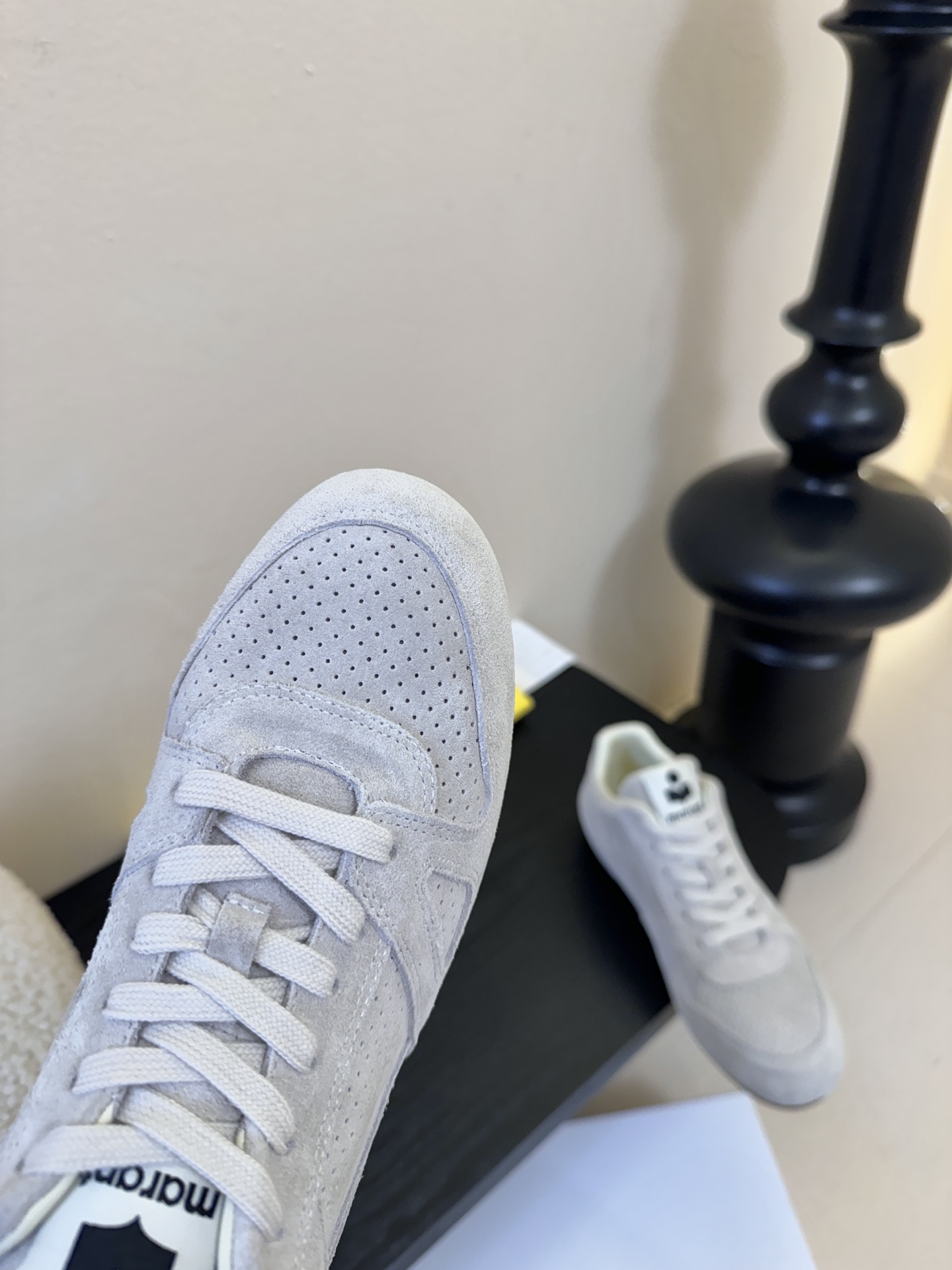 Isabel Maran*26ss经典复古绑带透气运动鞋休闲鞋鞋面采用细腻的反绒皮，带有精致的冲孔设计，