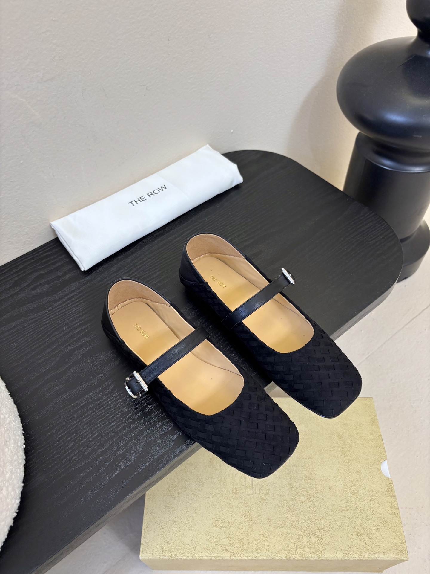 NO:725194,The ro*26 new early spring Mary Jane flat shoes, dancing shoes and grandma shoes!  It’s rare to see a dance shoe that is so detailed and very tolerant to the foot. It modifies the foot shape properly without losing its unique charm. It is convenient and convenient to put on the foot. It is also very comfortable and can be worn in daily life. It is super versatile!  Hand-woven cowhide upper, sheepskin lining, genuine leather outsole Size: 35-40 (40 custom made, non-returnable), single shoes, mary jane, cowhide, sheepskin, Leather soles19860909The ro*26早春新款玛丽珍平底单鞋跳舞鞋奶奶鞋！很少会看到一款跳舞鞋会做到这么精细、而且对脚的包容性特别强,把脚型修饰得妥妥的,又不失独特韵味,上脚方便便捷,且非常舒适、日常穿都没有问题的、超级百搭！ 鞋面手工编织拼牛皮 内里羊皮 大底真皮大底 码数:35-40（40订做不退换）,单鞋,mary jane,cowhide,sheepskin,Leather soles,Women's Shoes