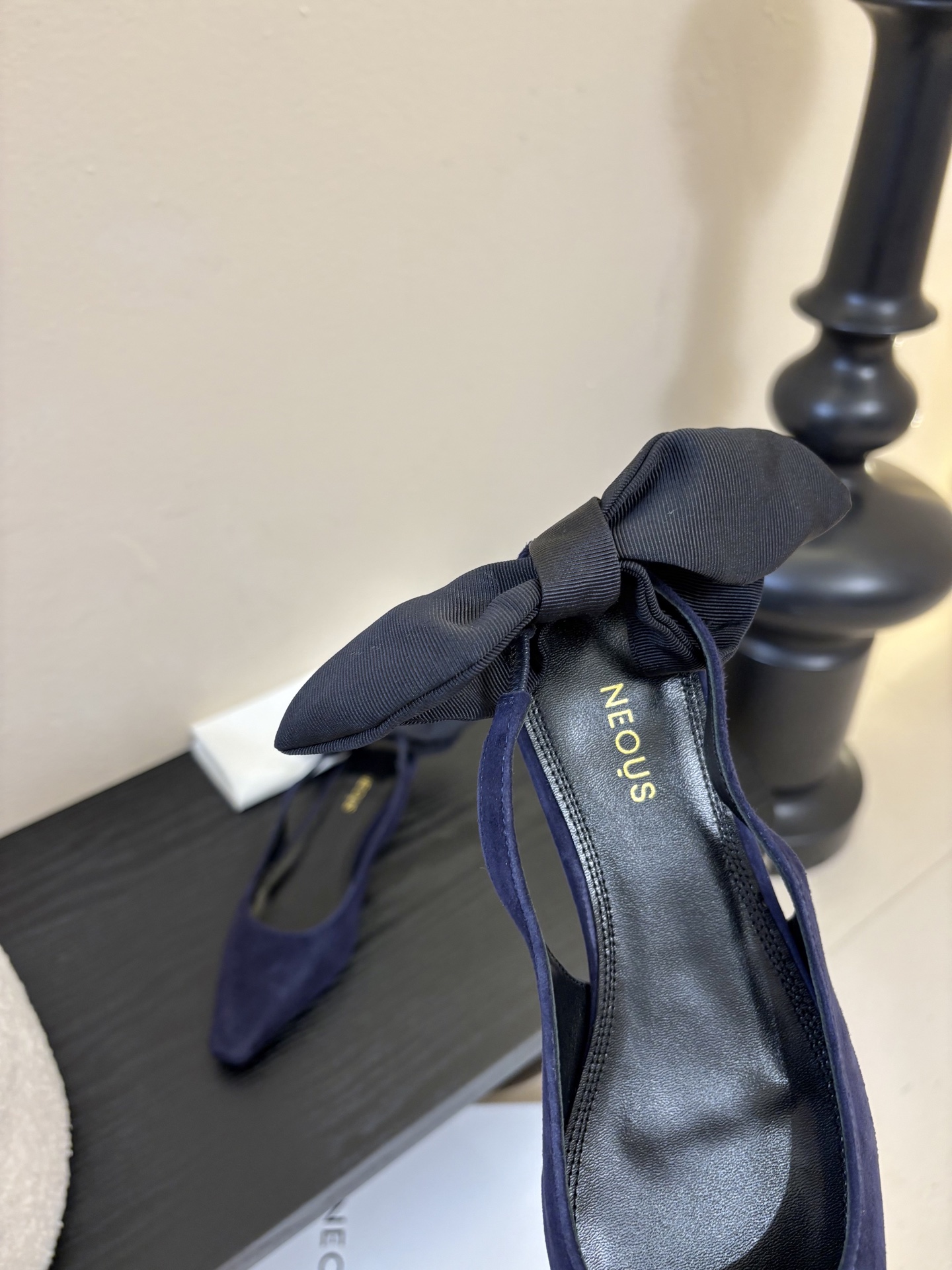 NEOUS 𝟐𝟓𝐀𝐖新品 优雅新风尚 | NEOUS小方头凉鞋将优雅与摩登完美交织 尖头设计 巧妙拉长腿