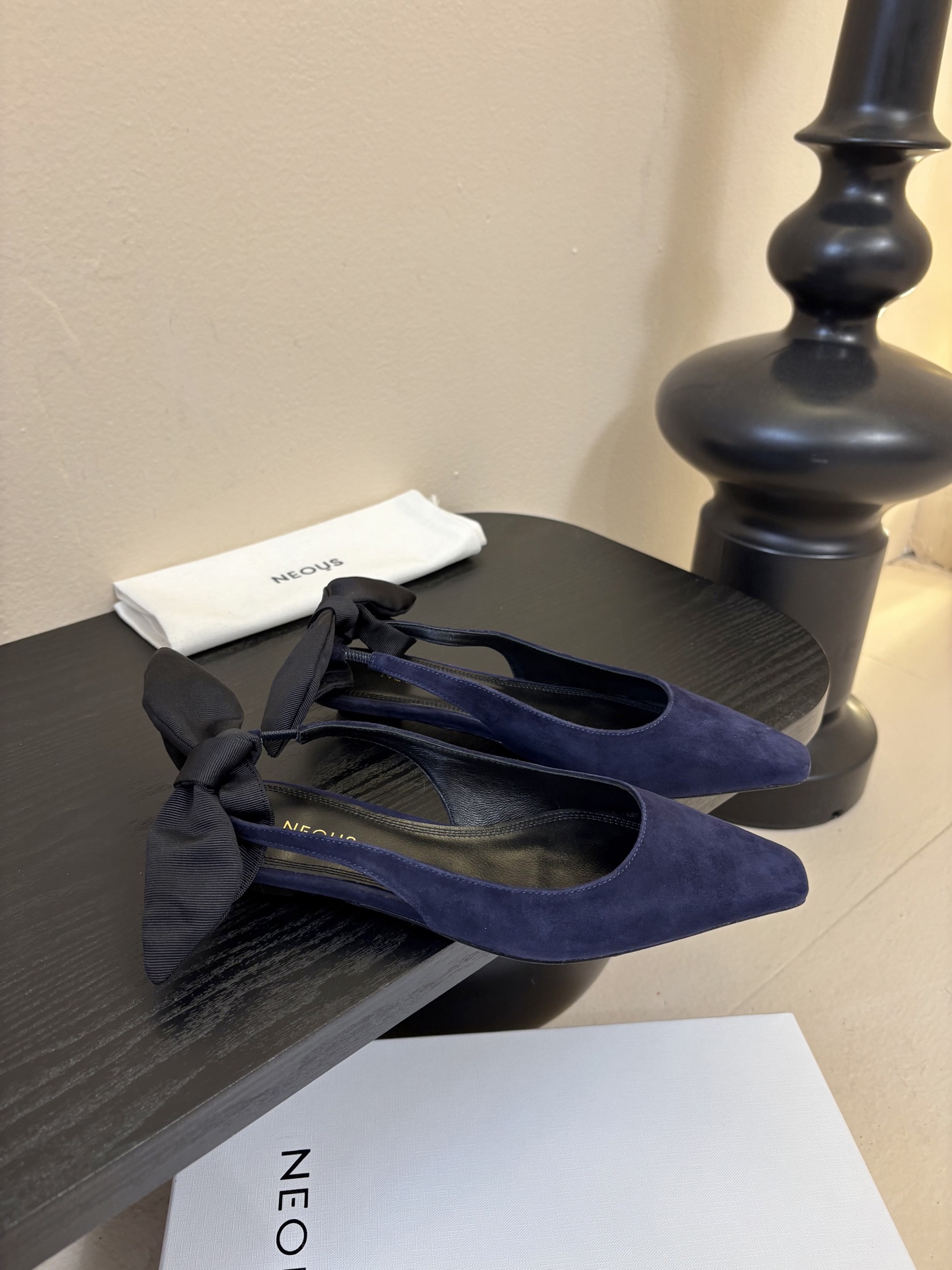 NEOUS 𝟐𝟓𝐀𝐖新品 优雅新风尚 | NEOUS小方头凉鞋将优雅与摩登完美交织 尖头设计 巧妙拉长腿