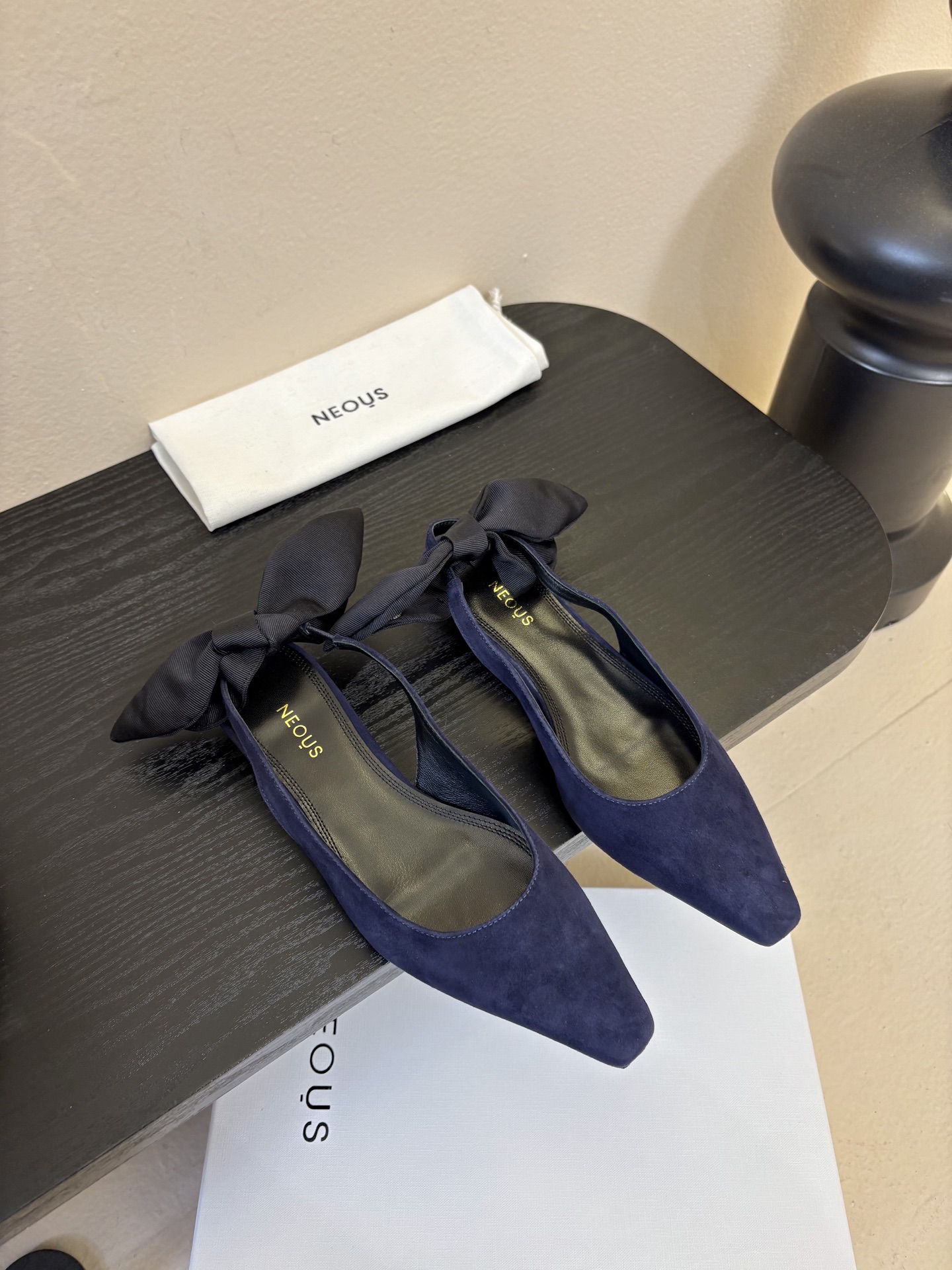 NEOUS 𝟐𝟓𝐀𝐖新品 优雅新风尚 | NEOUS小方头凉鞋将优雅与摩登完美交织 尖头设计 巧妙拉长腿