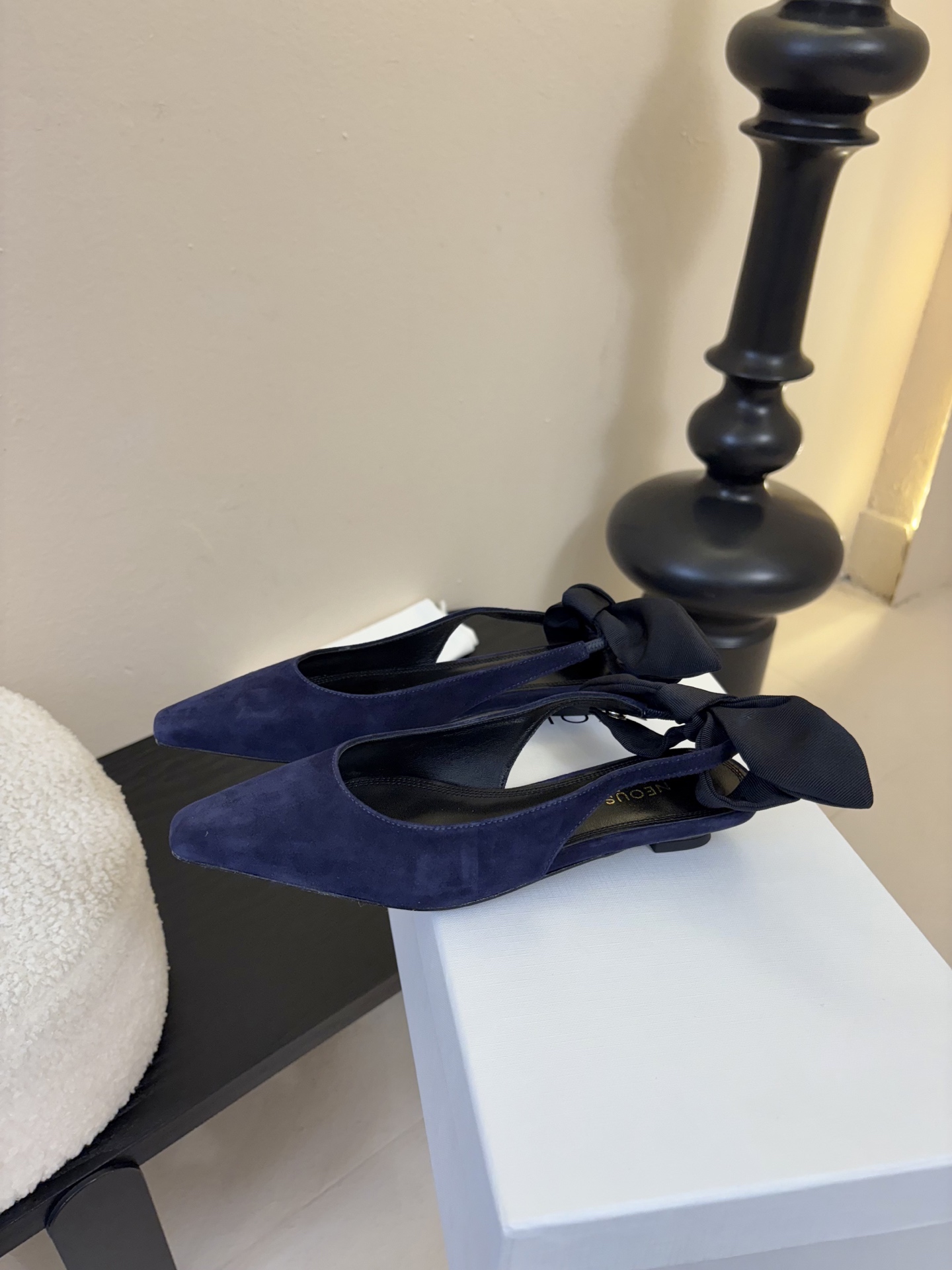 NEOUS 𝟐𝟓𝐀𝐖新品 优雅新风尚 | NEOUS小方头凉鞋将优雅与摩登完美交织 尖头设计 巧妙拉长腿