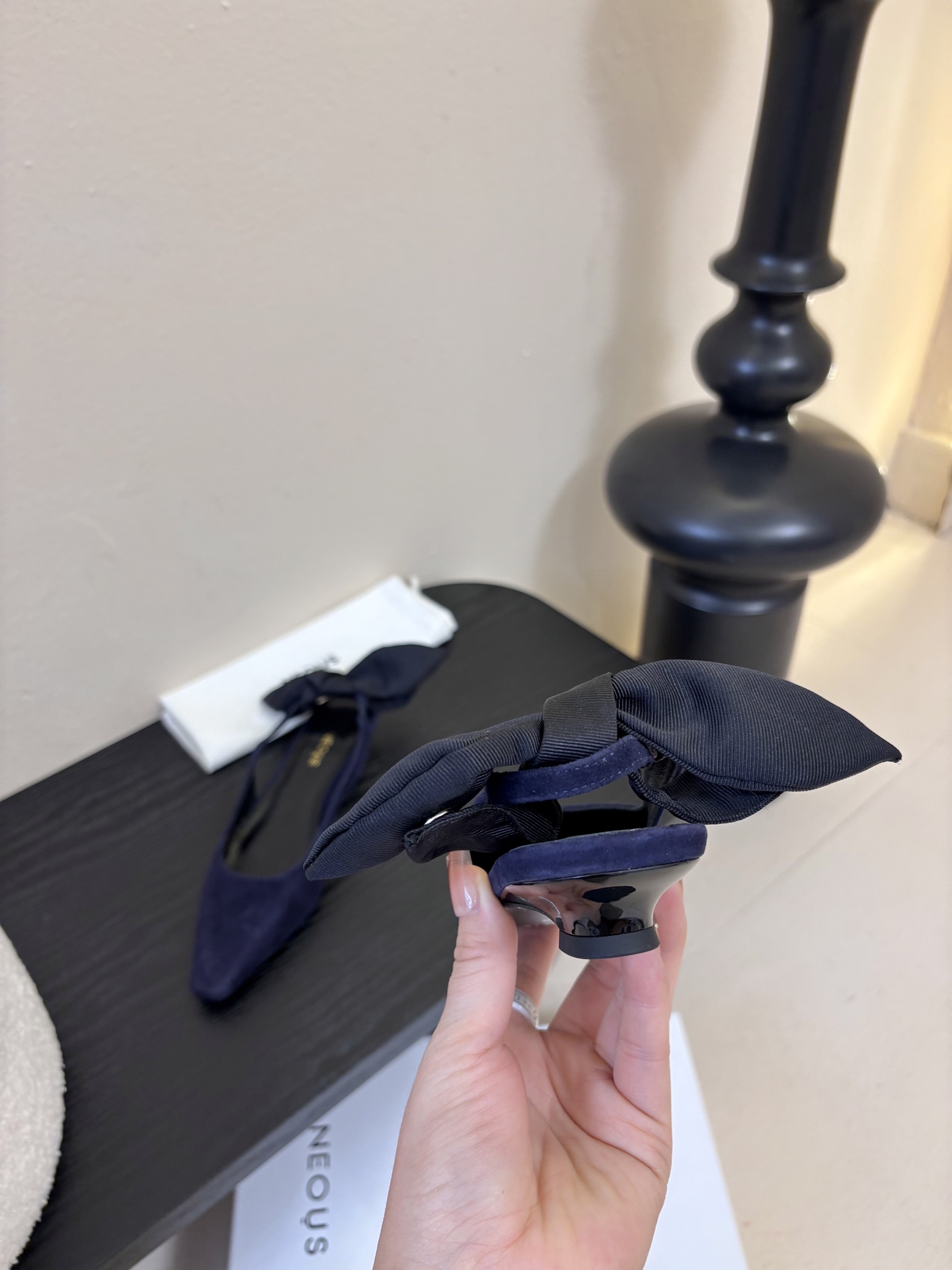 NEOUS 𝟐𝟓𝐀𝐖新品 优雅新风尚 | NEOUS小方头凉鞋将优雅与摩登完美交织 尖头设计 巧妙拉长腿