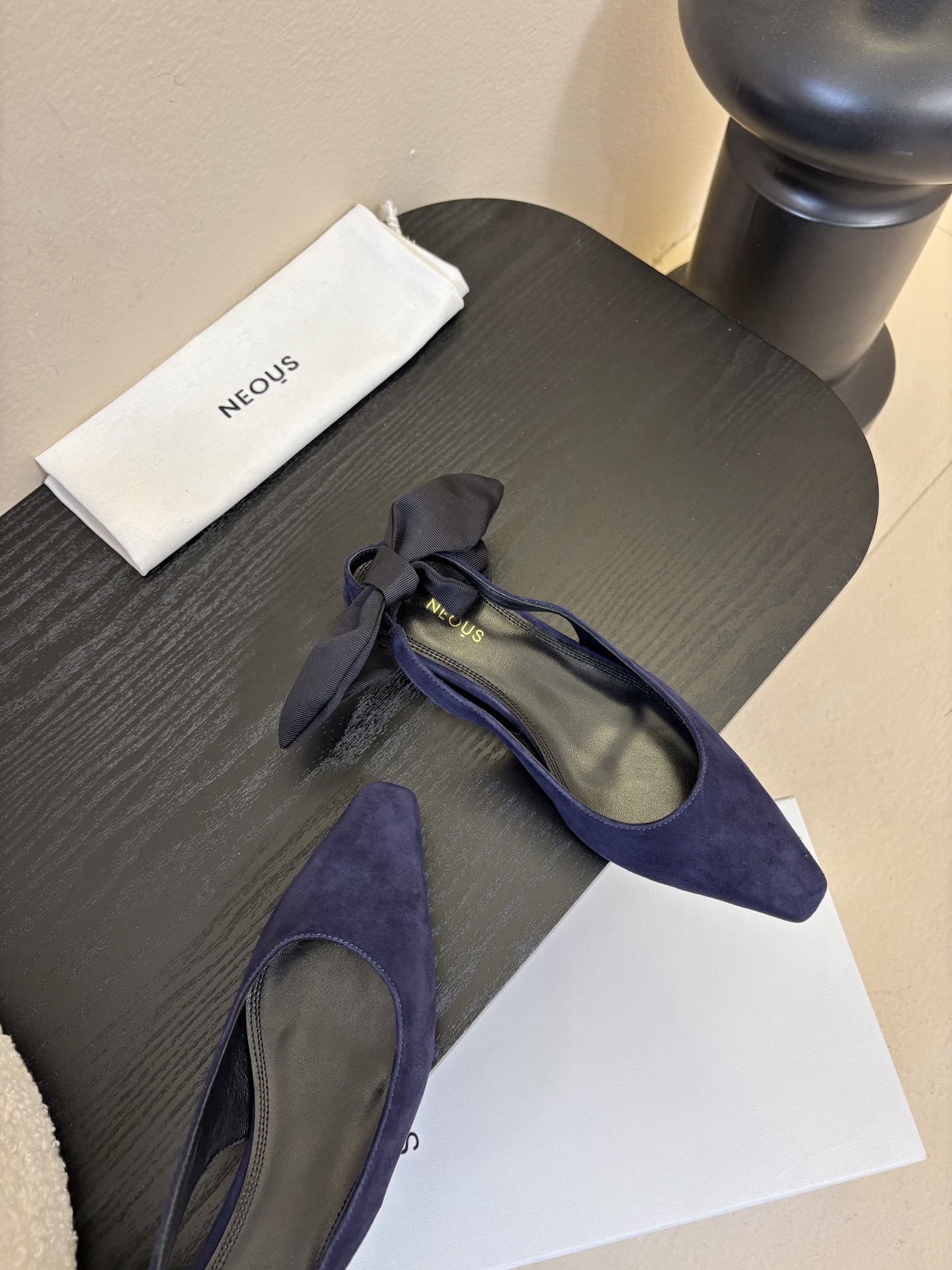 NEOUS 𝟐𝟓𝐀𝐖新品 优雅新风尚 | NEOUS小方头凉鞋将优雅与摩登完美交织 尖头设计 巧妙拉长腿